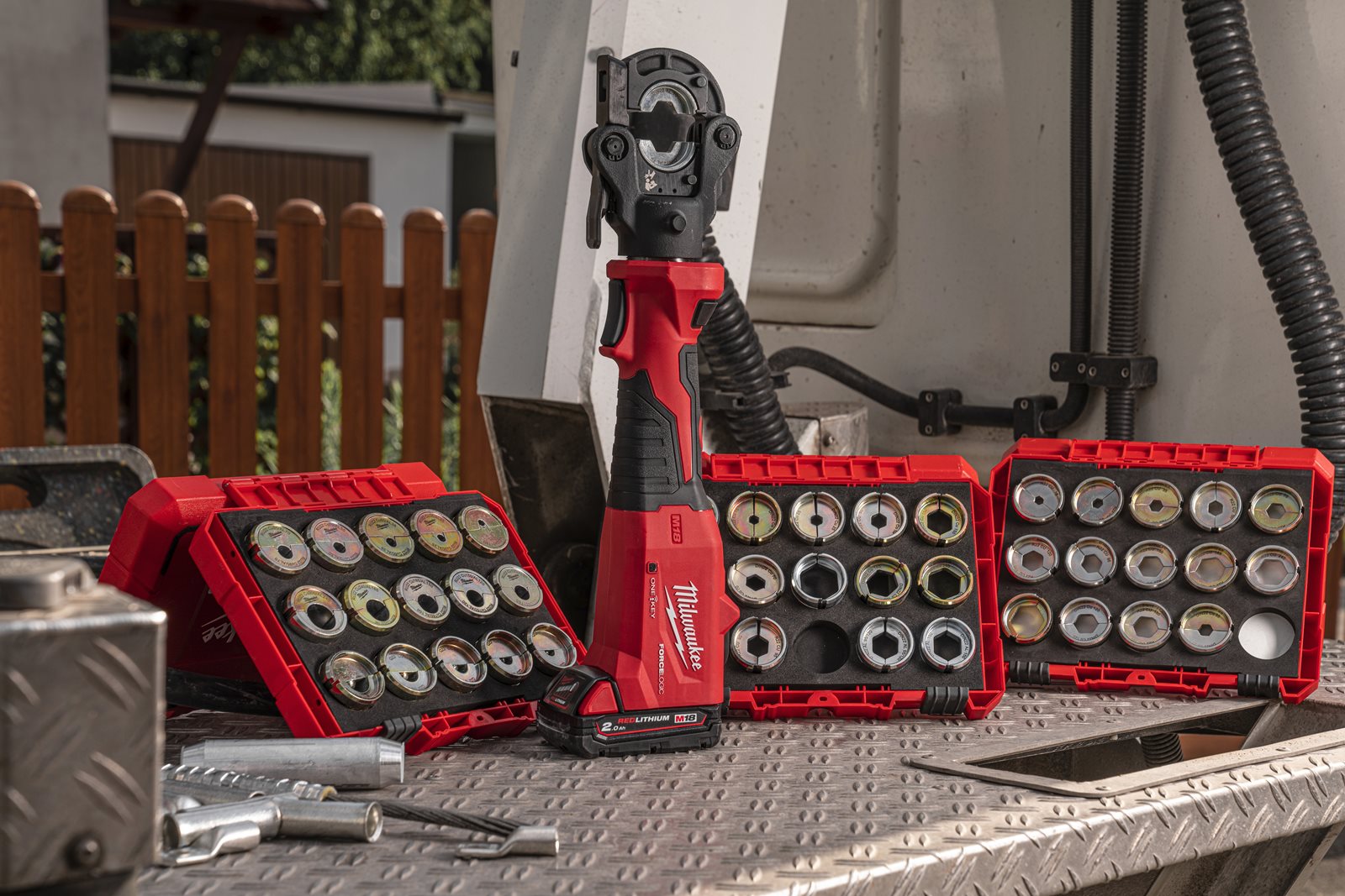 Presă hidraulică pentru cabluri 60 kN M18 FORCE LOGIC Milwaukee M18 ONEHCCT60-0C - in utilizare 18
