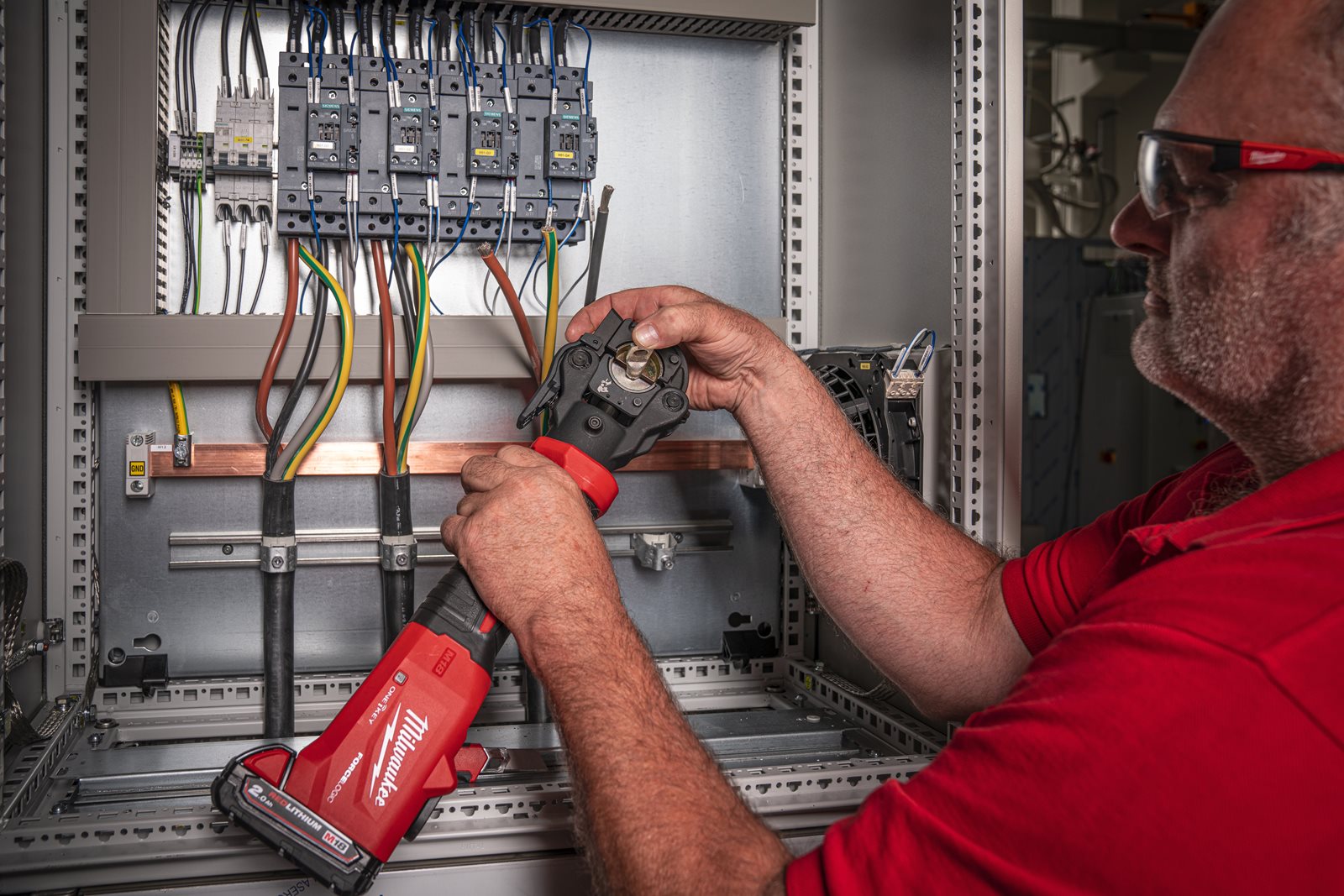 Presă hidraulică pentru cabluri 60 kN M18 FORCE LOGIC Milwaukee M18 ONEHCCT60-0C - in utilizare 19