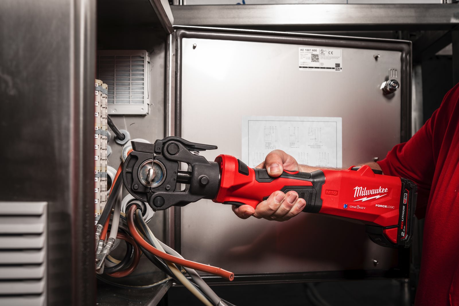 Presă hidraulică pentru cabluri 60 kN M18 FORCE LOGIC Milwaukee M18 ONEHCCT60-0C - in utilizare 2