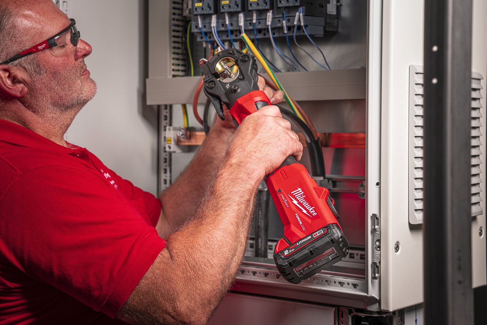 Presă hidraulică pentru cabluri 60 kN M18 FORCE LOGIC Milwaukee M18 ONEHCCT60-0C - in utilizare 20