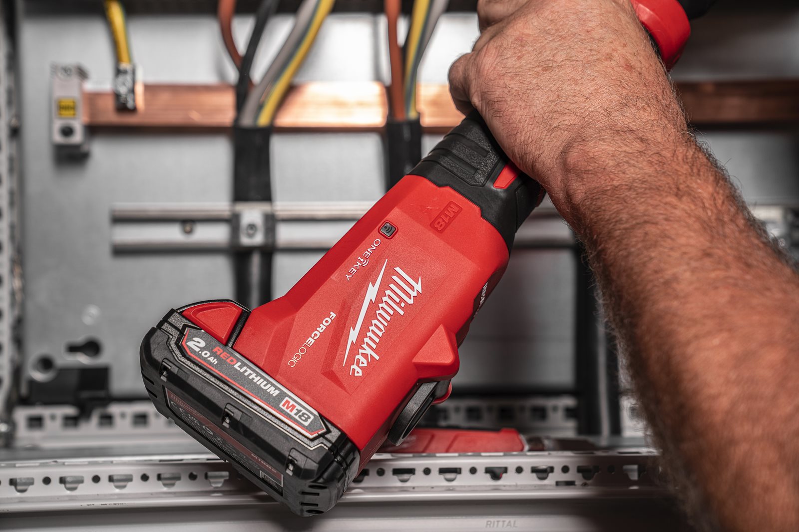 Presă hidraulică pentru cabluri 60 kN M18 FORCE LOGIC Milwaukee M18 ONEHCCT60-0C - in utilizare 3