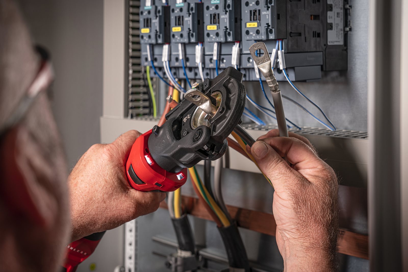 Presă hidraulică pentru cabluri 60 kN M18 FORCE LOGIC Milwaukee M18 ONEHCCT60-0C - in utilizare 4