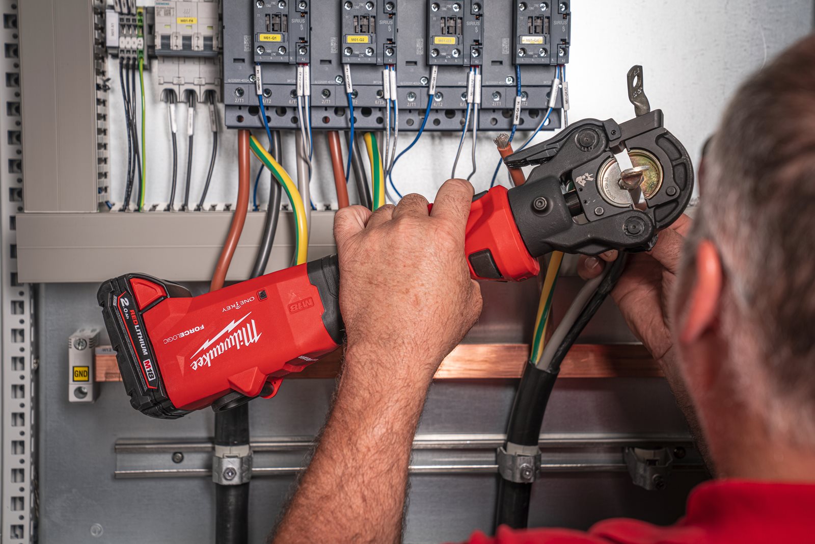 Presă hidraulică pentru cabluri 60 kN M18 FORCE LOGIC Milwaukee M18 ONEHCCT60-0C - in utilizare 5