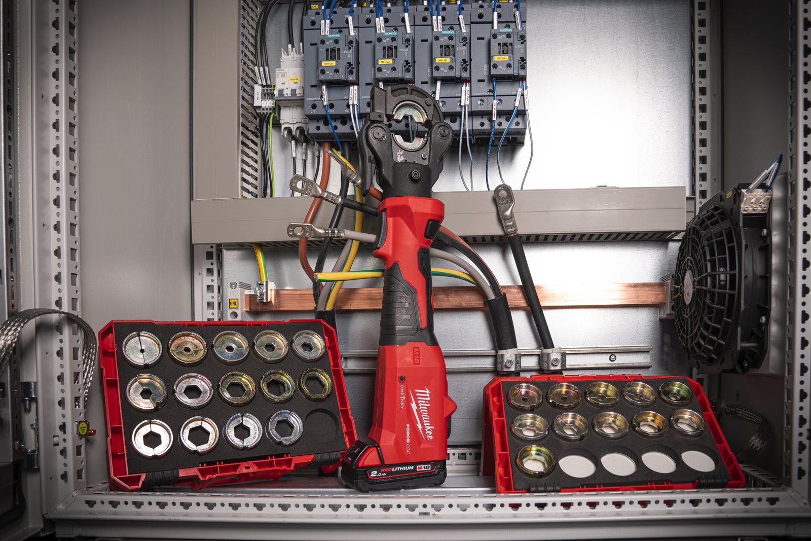 Presă hidraulică pentru cabluri 60 kN M18 FORCE LOGIC Milwaukee M18 ONEHCCT60-0C - in utilizare 6