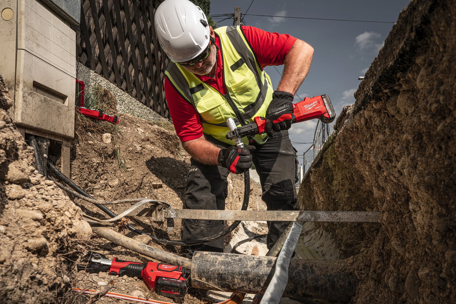 Presă hidraulică pentru cabluri 60 kN M18 FORCE LOGIC Milwaukee M18 ONEHCCT60-0C - in utilizare 7