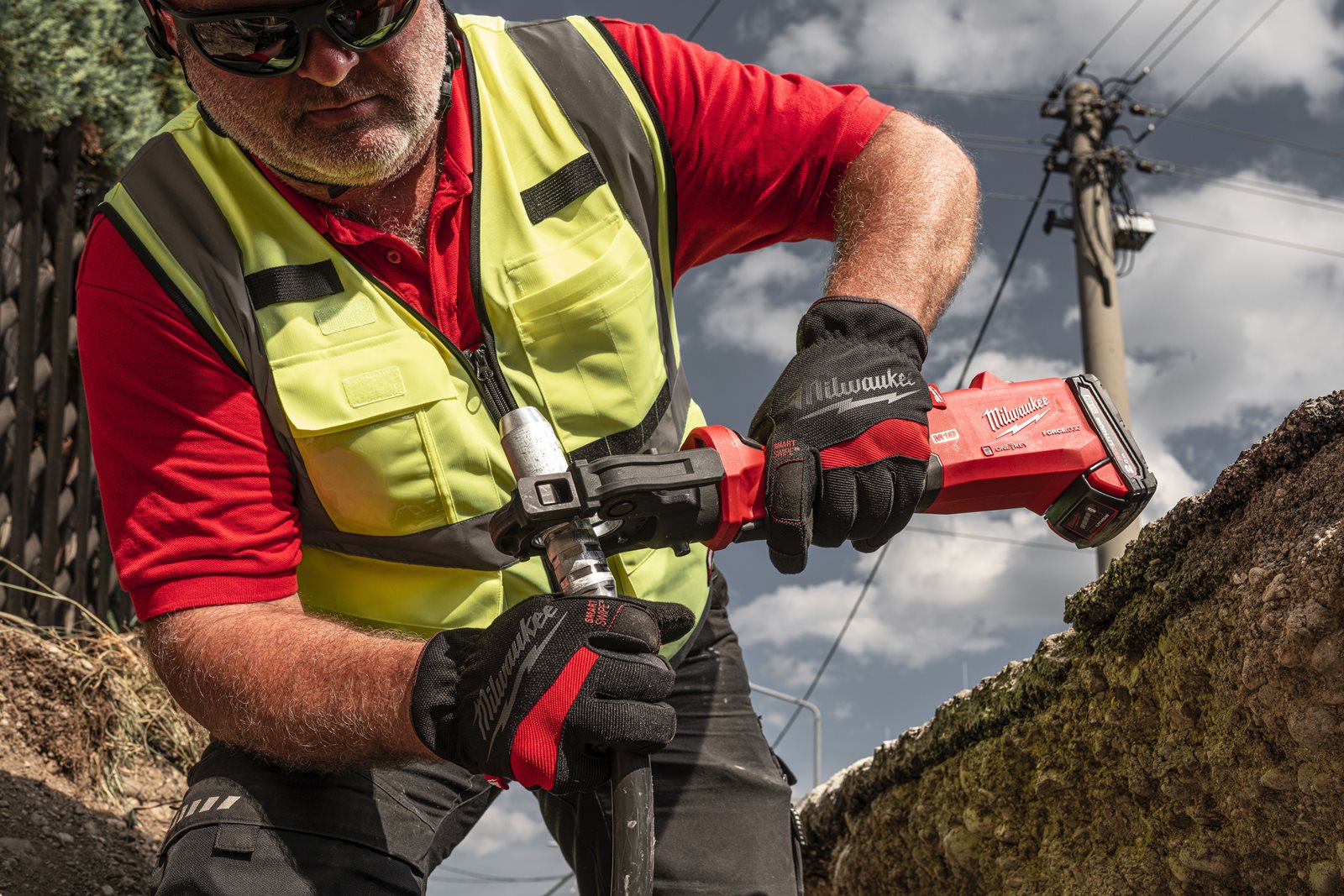 Presă hidraulică pentru cabluri 60 kN M18 FORCE LOGIC Milwaukee M18 ONEHCCT60-0C - in utilizare 8