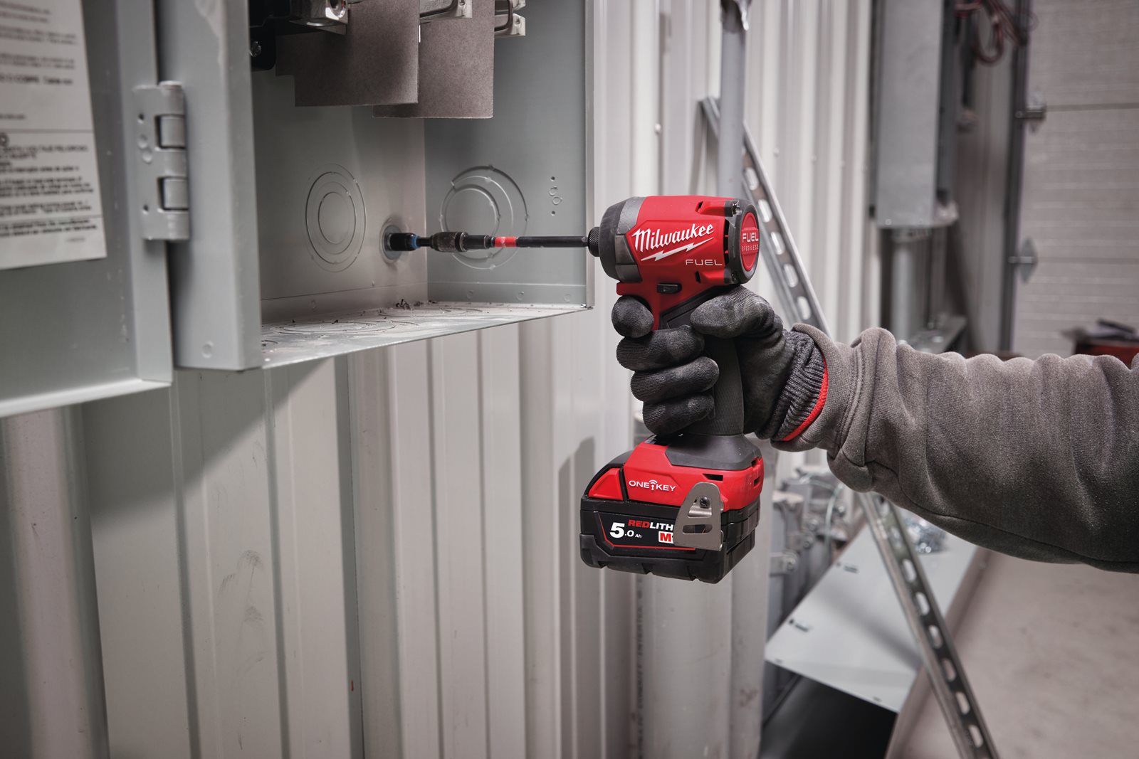 Mașină de înșurubat cu impact 1/4" Hex ONE-KEY M18 FUEL Milwaukee M18 ONEID3-0X - in utilizare 1