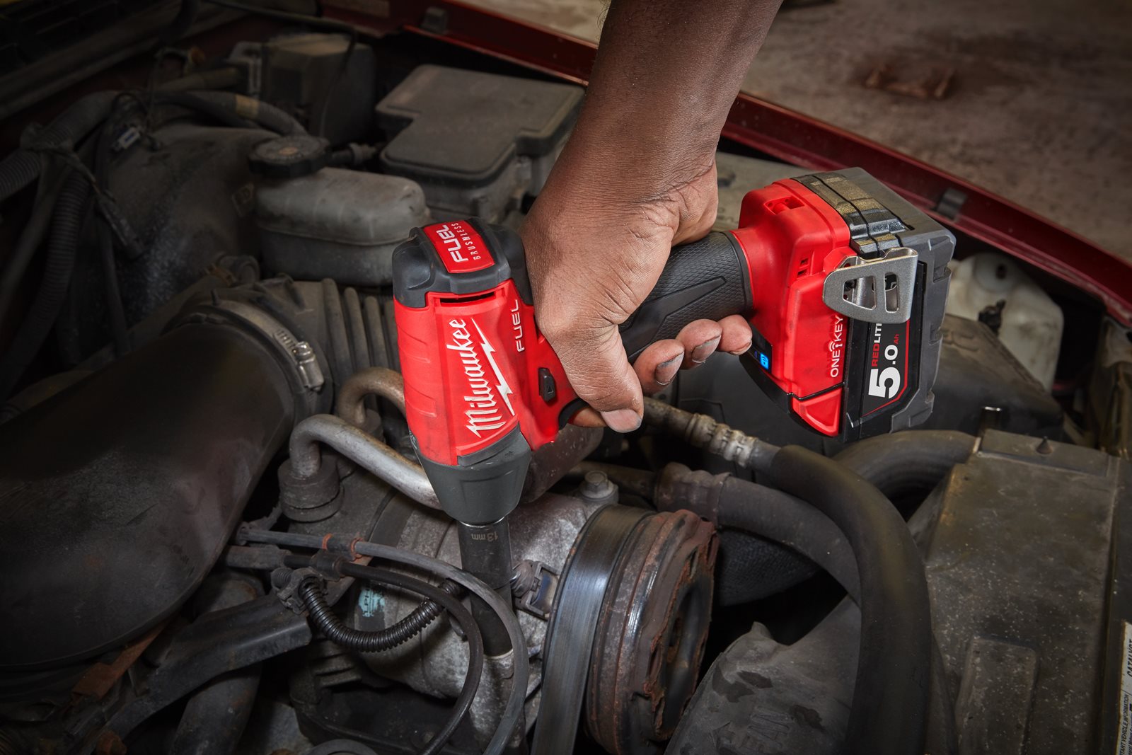 Cheie de impact 1/2" ONE-KEY M18 FUEL cu inel de fixare Milwaukee M18 ONEIWF12-0 - in utilizare 1