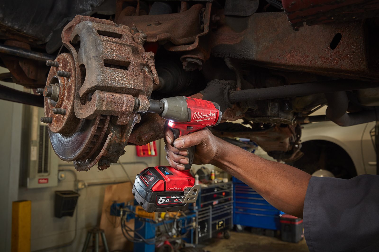 Cheie de impact 1/2" ONE-KEY M18 FUEL cu inel de fixare Milwaukee M18 ONEIWF12-0 - in utilizare 2