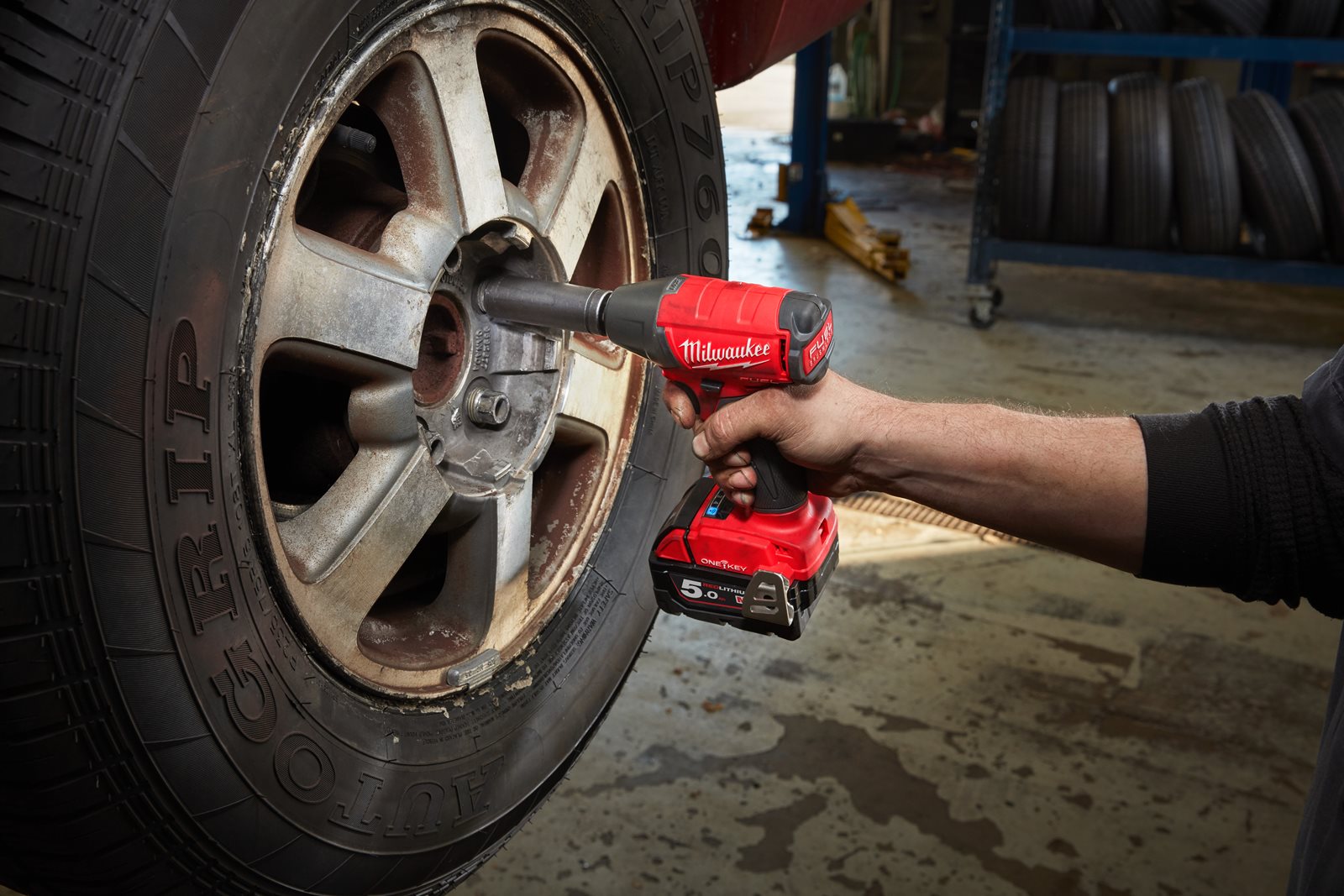 Cheie de impact 1/2" ONE-KEY M18 FUEL cu inel de fixare Milwaukee M18 ONEIWF12-0 - in utilizare 3