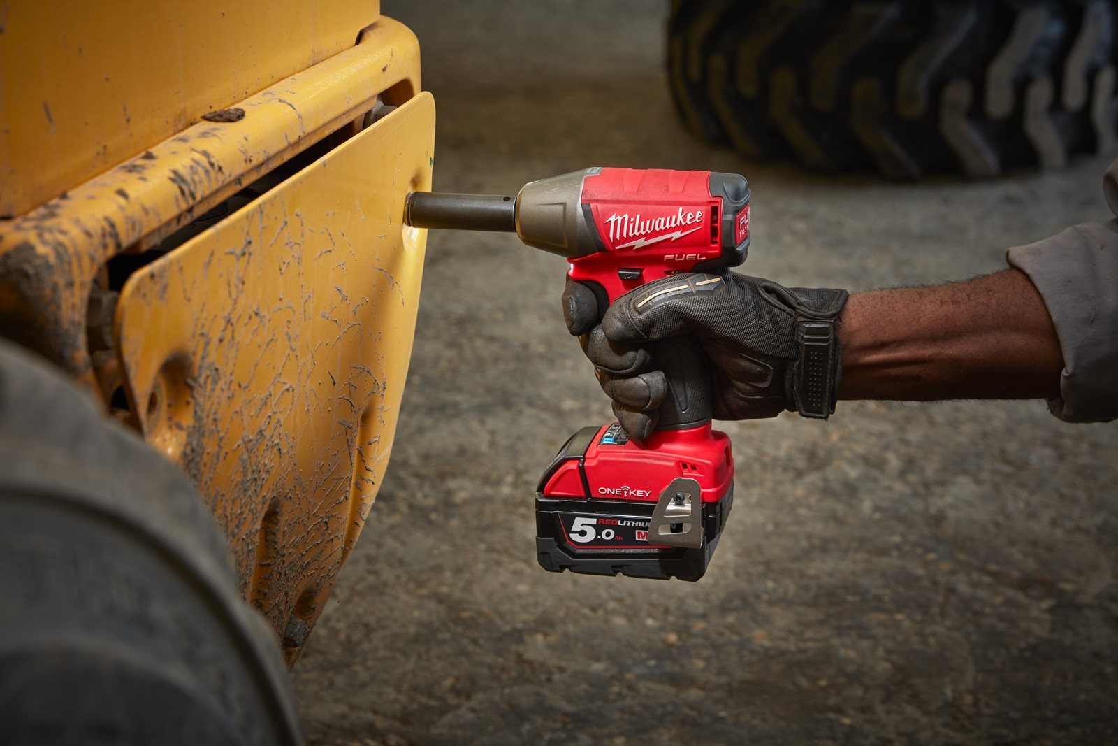 Cheie de impact 1/2" ONE-KEY M18 FUEL cu inel de fixare Milwaukee M18 ONEIWF12-0 - in utilizare 4