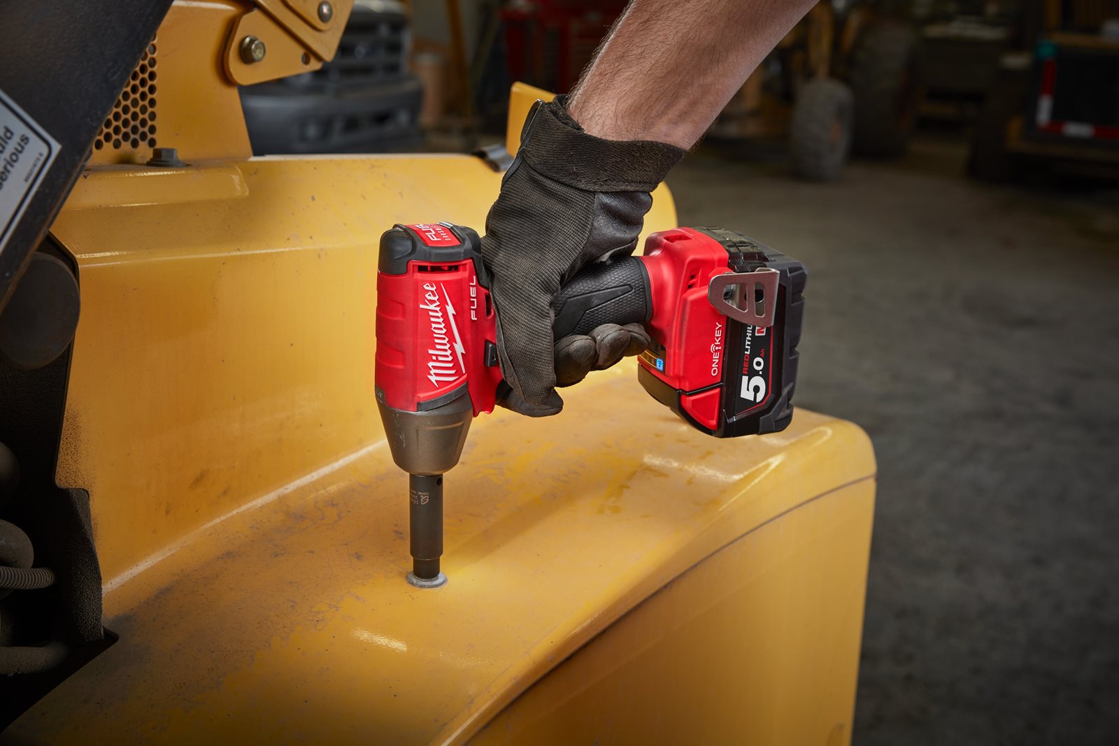 Cheie de impact 1/2" ONE-KEY M18 FUEL cu inel de fixare Milwaukee M18 ONEIWF12-0 - in utilizare 5