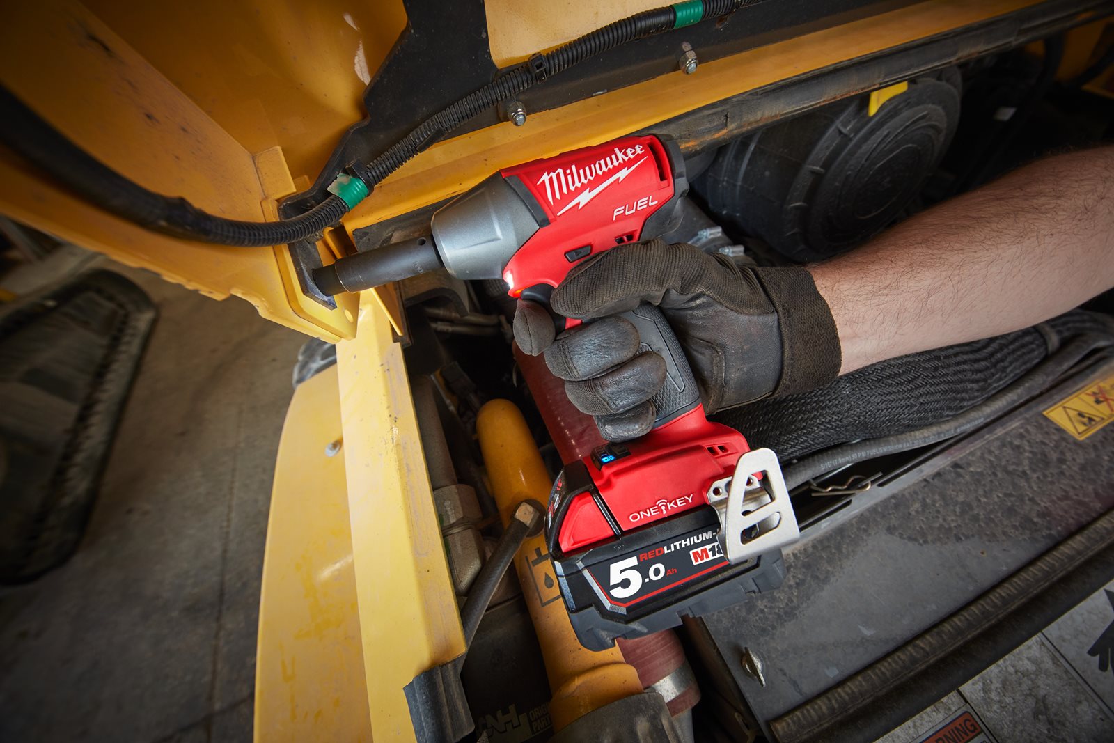 Cheie de impact 1/2" ONE-KEY M18 FUEL cu inel de fixare Milwaukee M18 ONEIWF12-0 - in utilizare 7