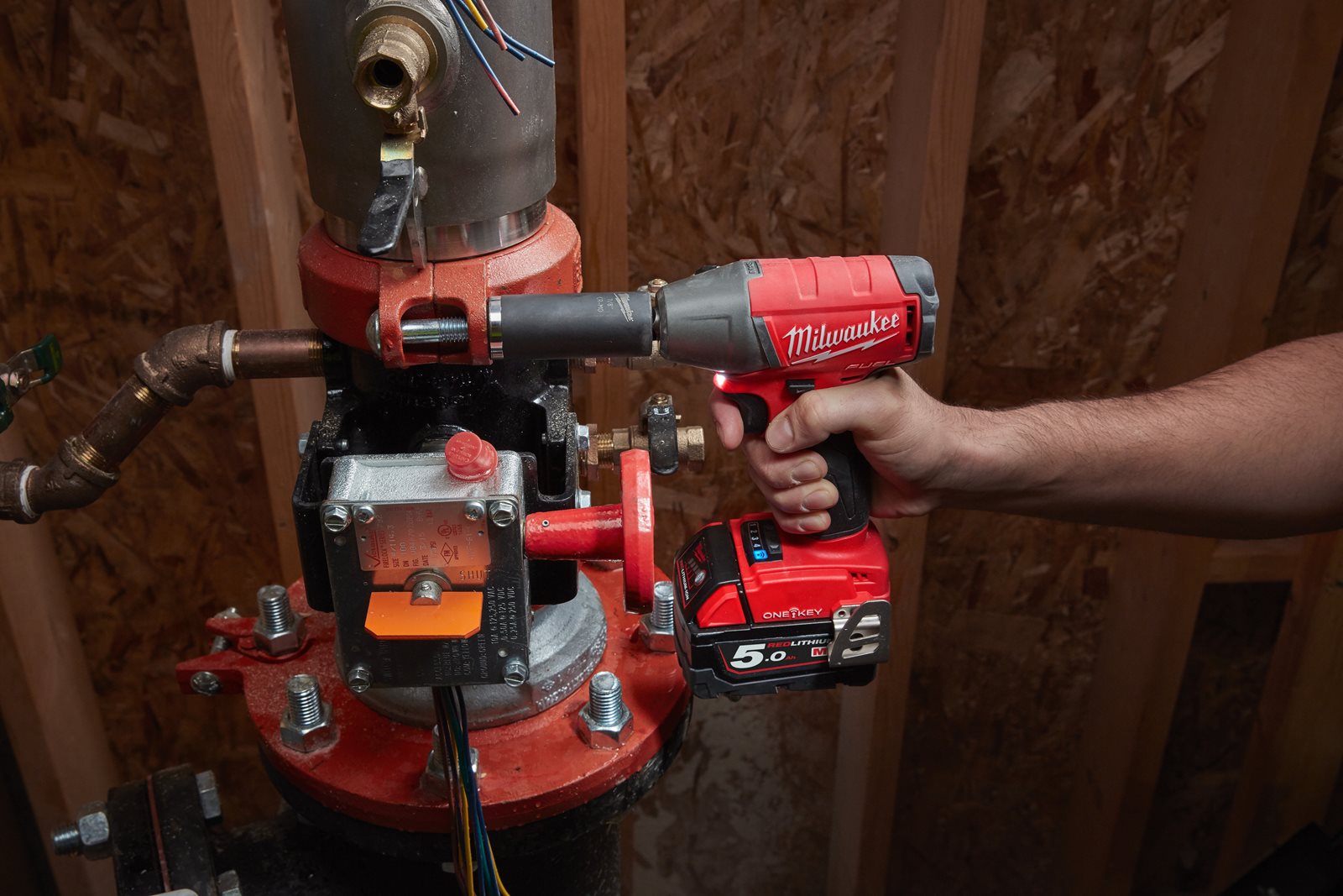Cheie de impact 1/2" ONE-KEY M18 FUEL cu inel de fixare Milwaukee M18 ONEIWF12-0 - in utilizare 8