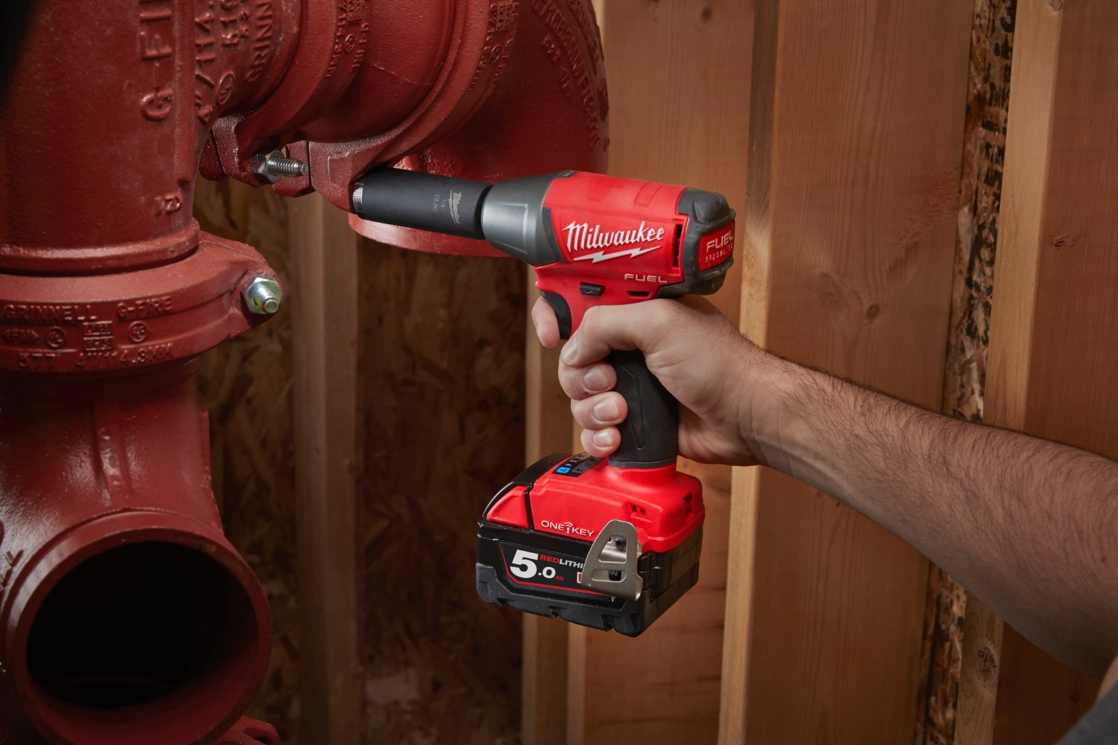 Cheie de impact 1/2" ONE-KEY M18 FUEL cu inel de fixare Milwaukee M18 ONEIWF12-0 - in utilizare 10