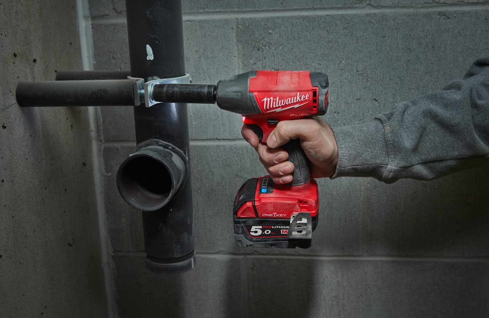 Cheie de impact 1/2" ONE-KEY M18 FUEL cu inel de fixare Milwaukee M18 ONEIWF12-0 - in utilizare 12