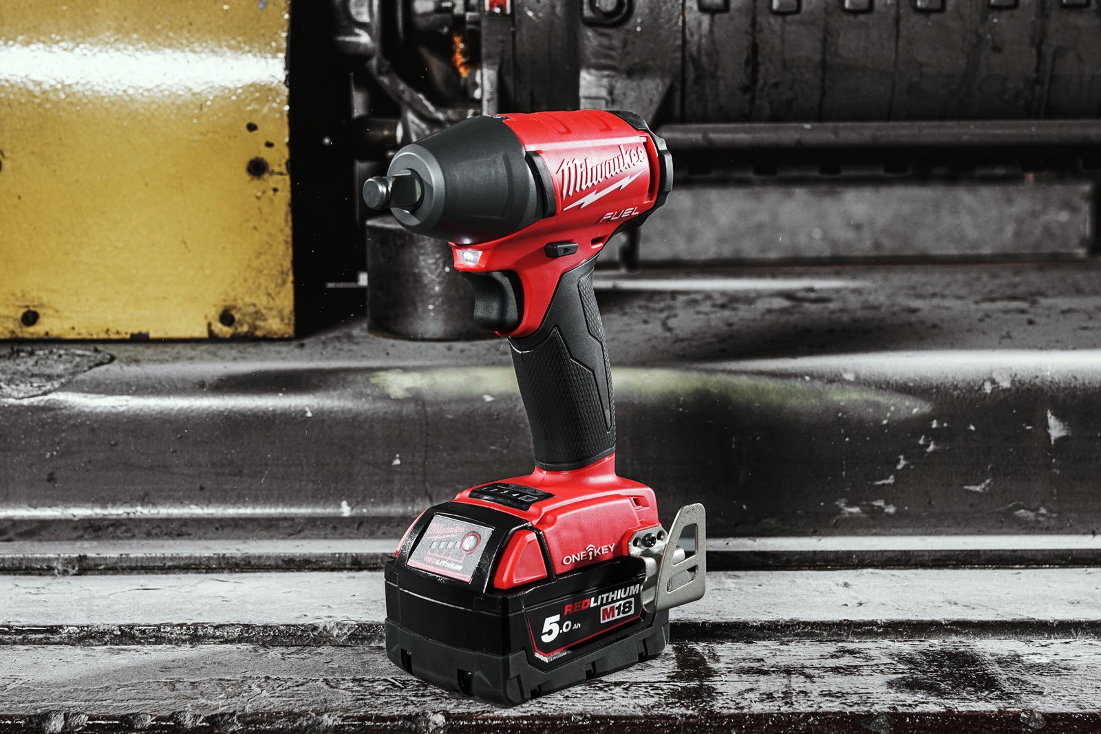 Cheie de impact 1/2" ONE-KEY M18 FUEL cu inel de fixare Milwaukee M18 ONEIWF12-0 - in utilizare 16