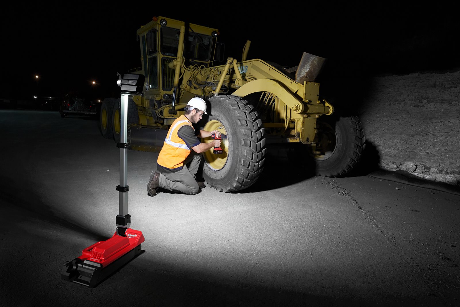 Turn de iluminat LED M18 ONE-KEY Milwaukee M18 ONERSAL-0 - in utilizare 1