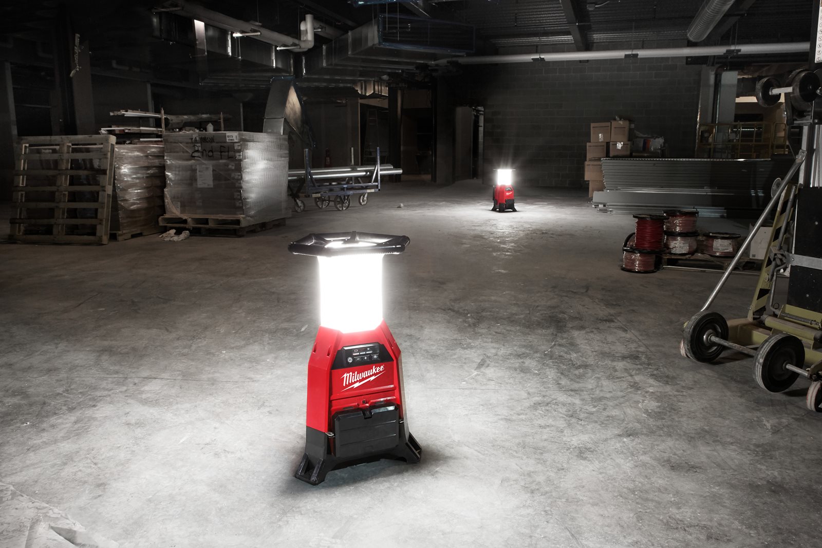 Lampă de șantier compactă cu ONE-KEY M18 și încărcător Milwaukee M18 ONESLDP-0 - in utilizare 1