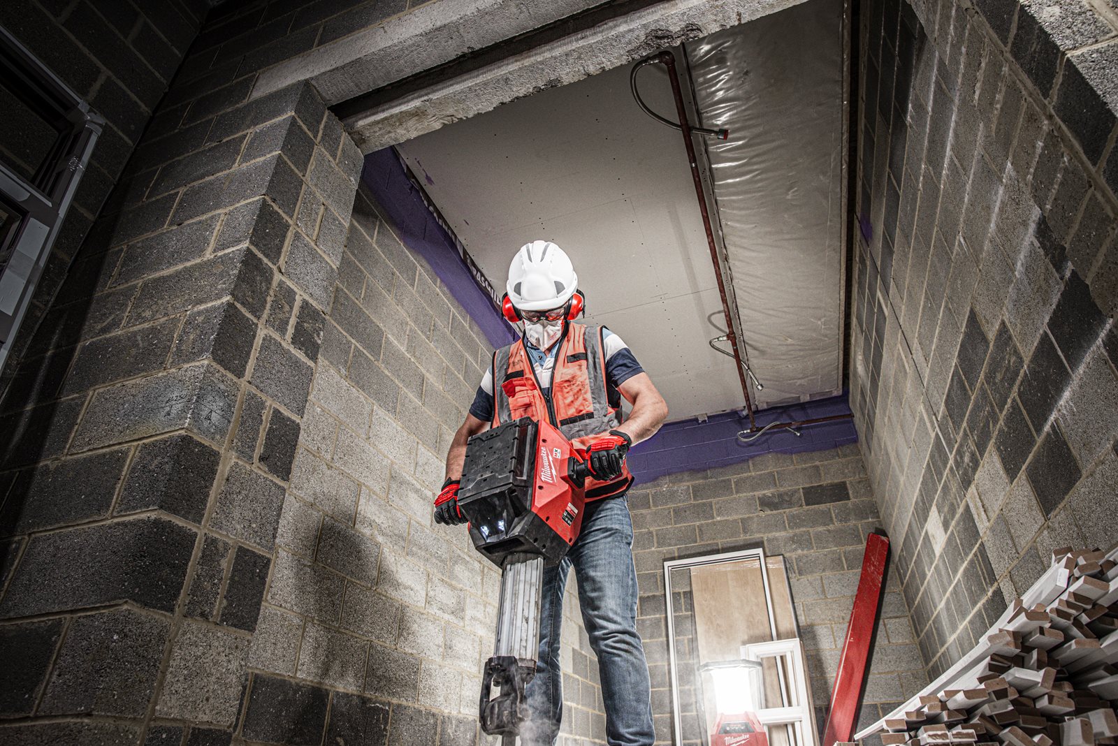 Lampă de șantier compactă cu ONE-KEY M18 și încărcător Milwaukee M18 ONESLDP-0 - in utilizare 10