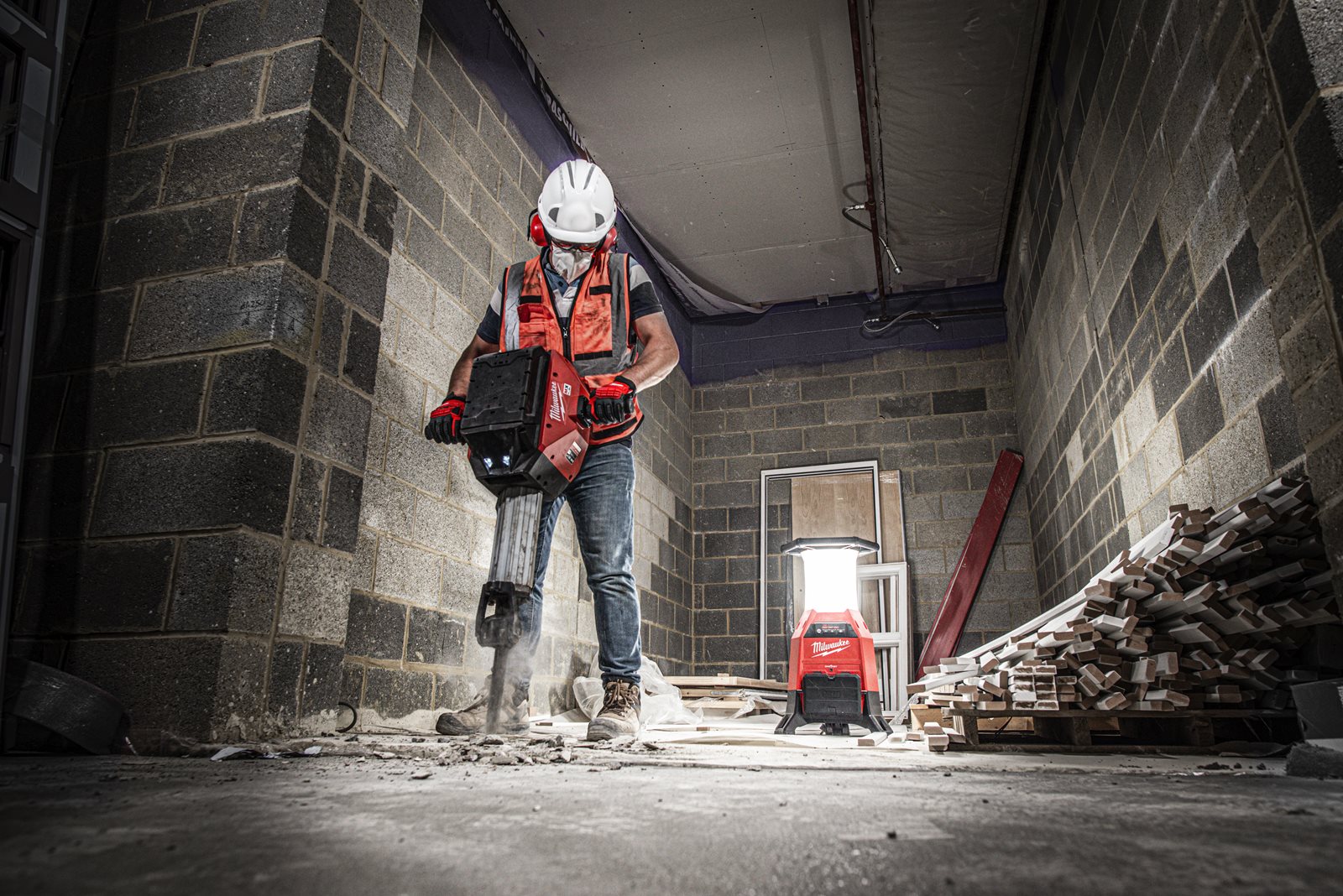 Lampă de șantier compactă cu ONE-KEY M18 și încărcător Milwaukee M18 ONESLDP-0 - in utilizare 11