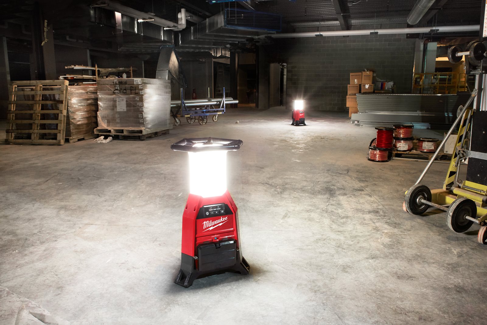 Lampă de șantier compactă cu ONE-KEY M18 și încărcător Milwaukee M18 ONESLDP-0 - in utilizare 2