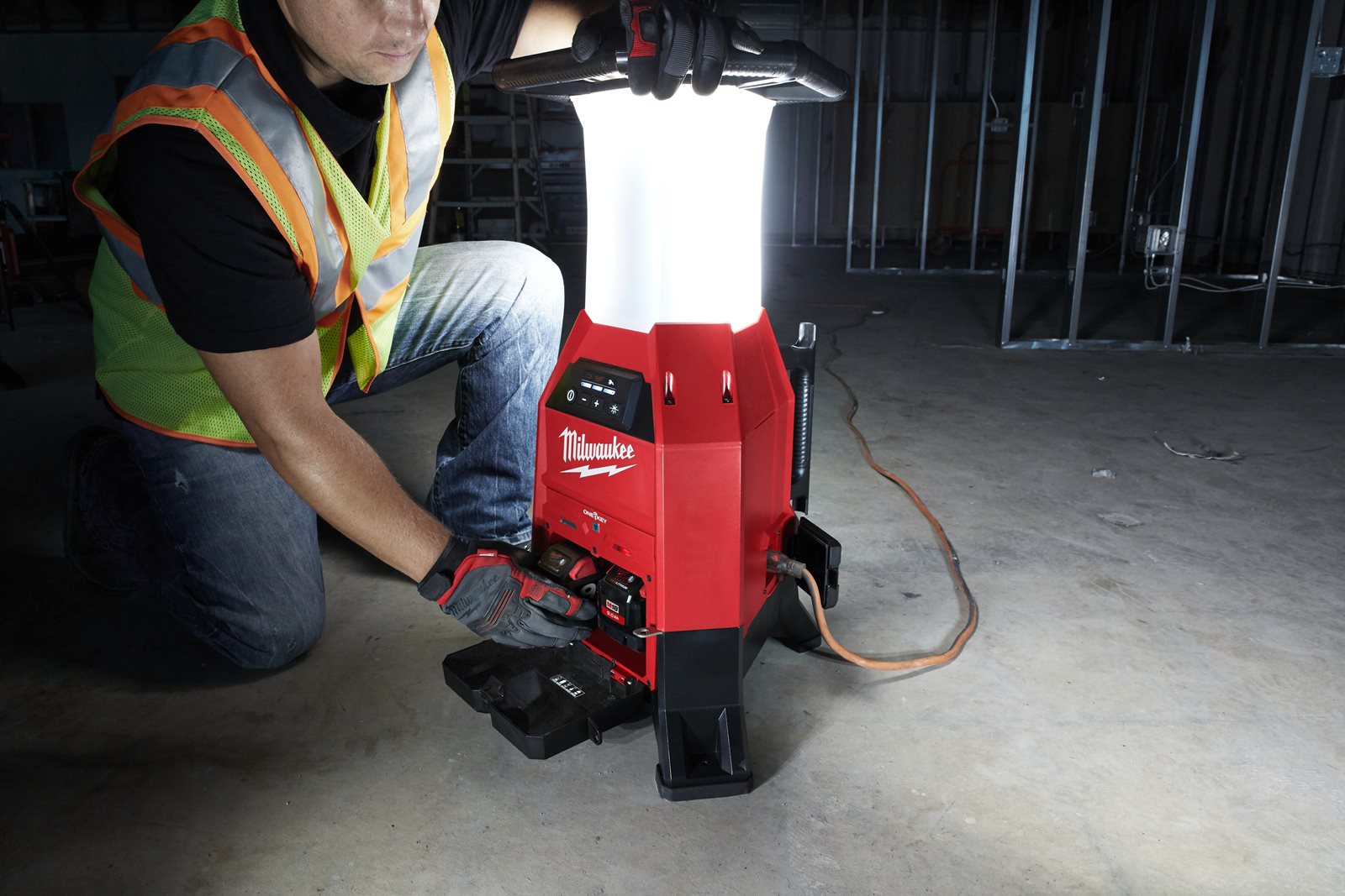Lampă de șantier compactă cu ONE-KEY M18 și încărcător Milwaukee M18 ONESLDP-0 - in utilizare 3