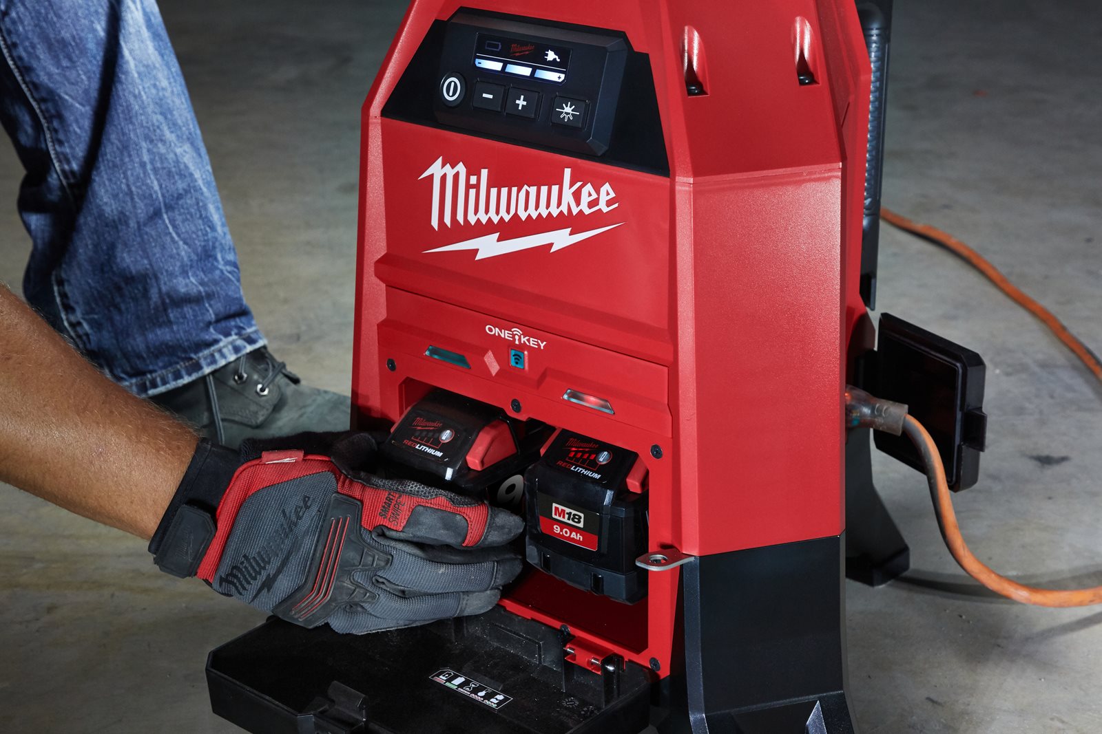 Lampă de șantier compactă cu ONE-KEY M18 și încărcător Milwaukee M18 ONESLDP-0 - in utilizare 4