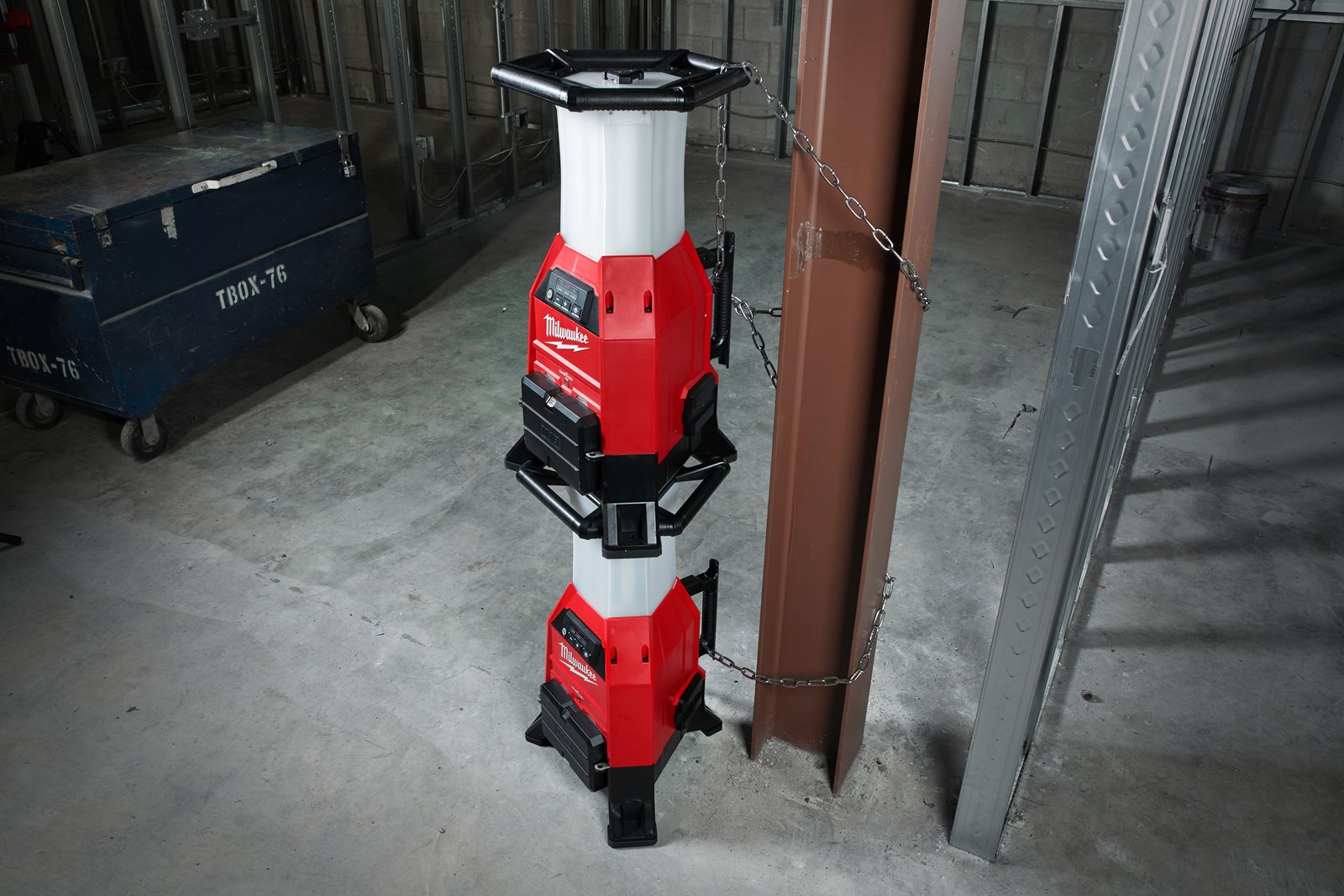 Lampă de șantier compactă cu ONE-KEY M18 și încărcător Milwaukee M18 ONESLDP-0 - in utilizare 5
