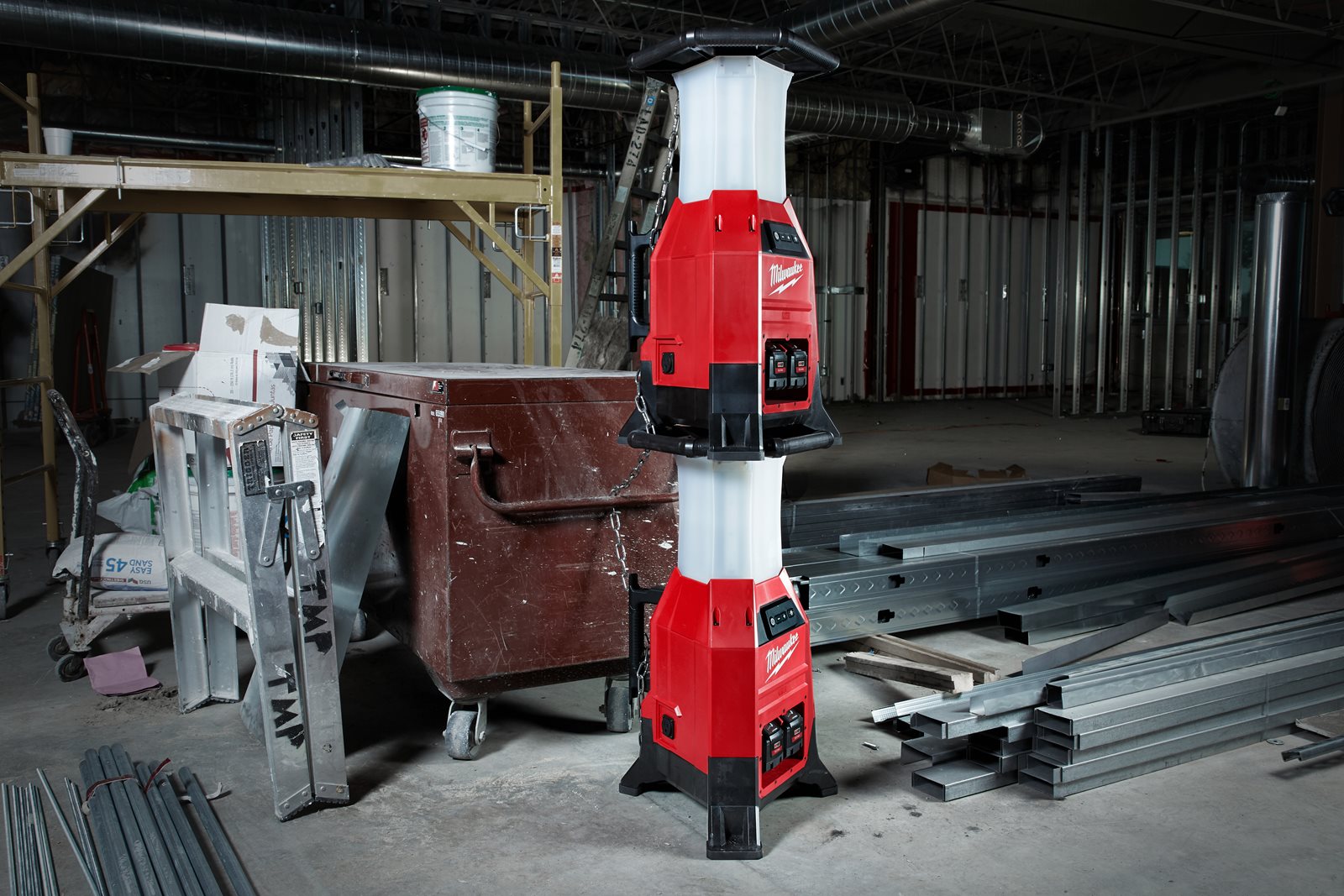 Lampă de șantier compactă cu ONE-KEY M18 și încărcător Milwaukee M18 ONESLDP-0 - in utilizare 6