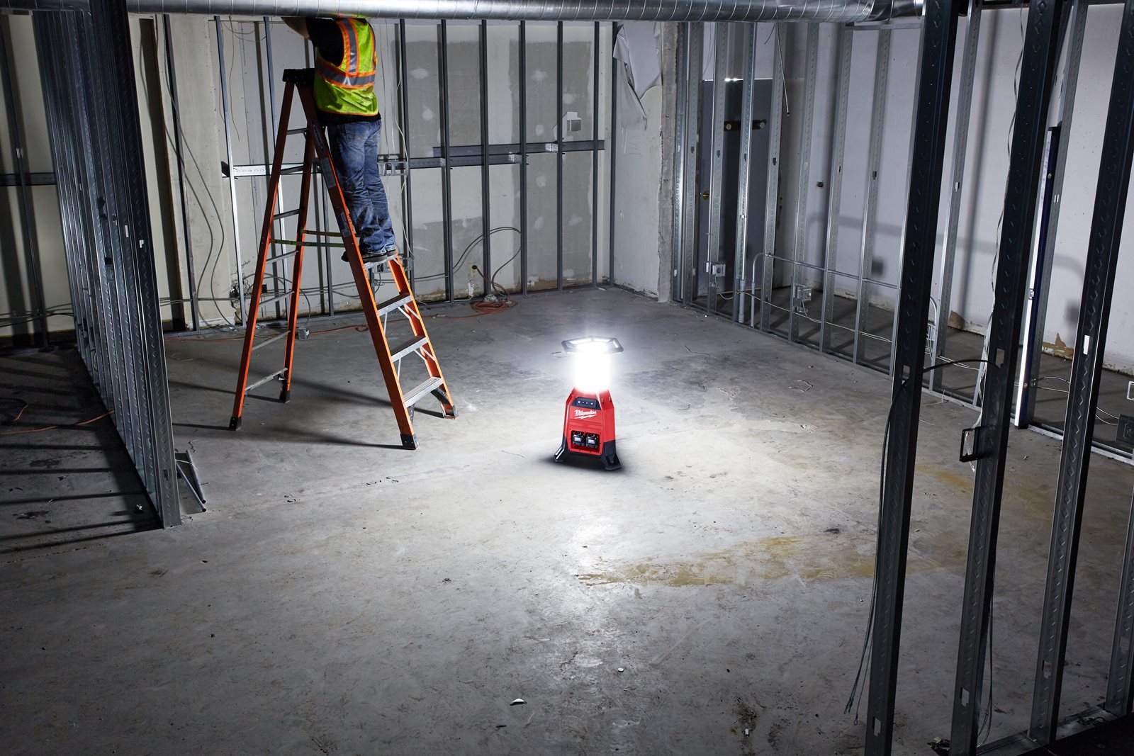 Lampă de șantier compactă cu ONE-KEY M18 și încărcător Milwaukee M18 ONESLDP-0 - in utilizare 7