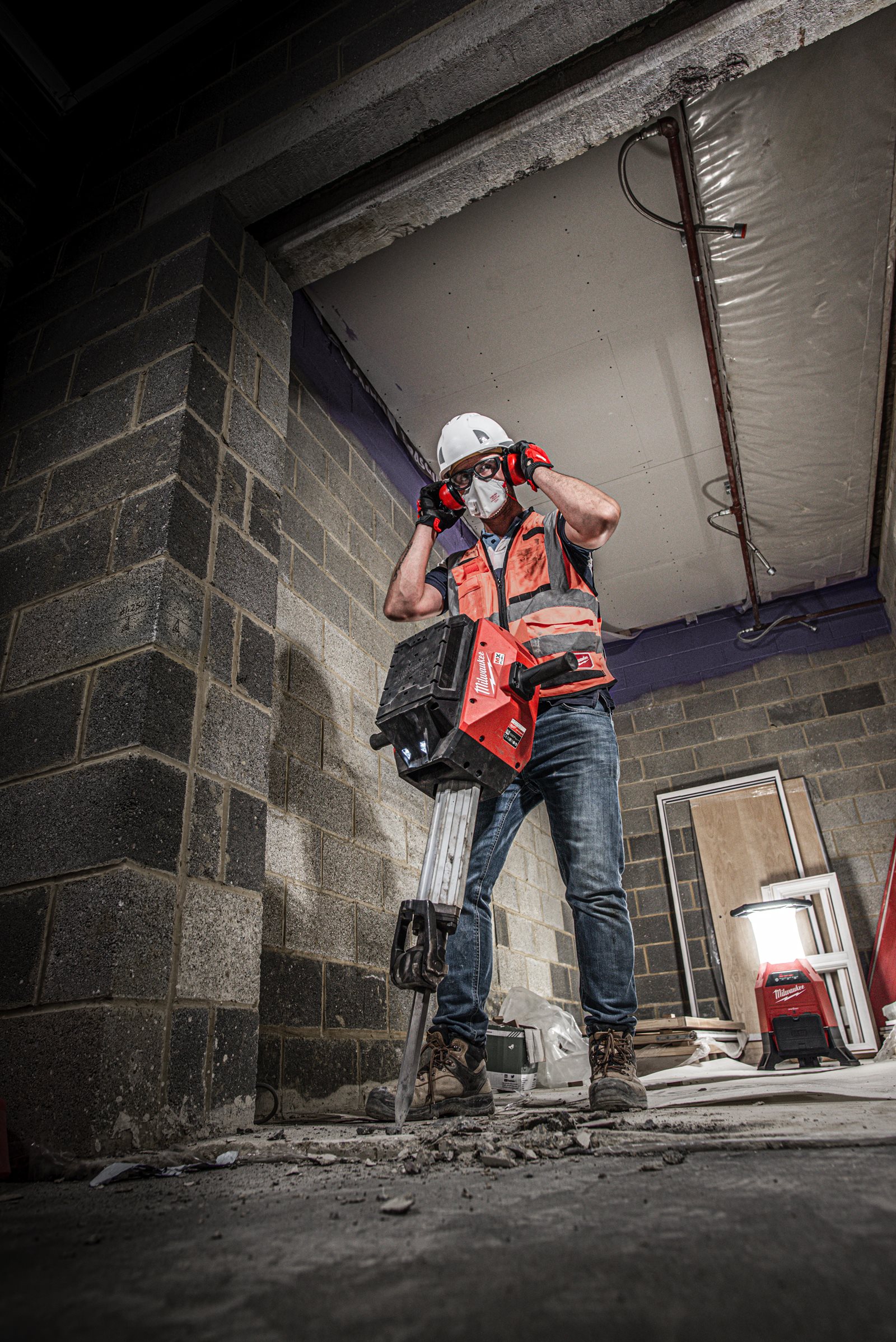 Lampă de șantier compactă cu ONE-KEY M18 și încărcător Milwaukee M18 ONESLDP-0 - in utilizare 9