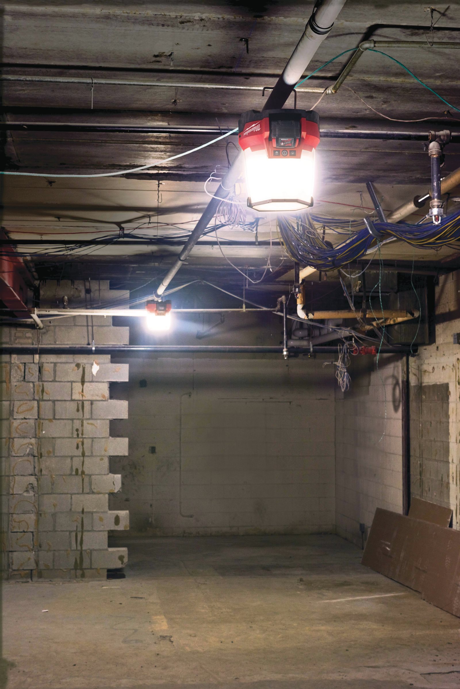 Lampă de șantier compactă cu LED ONE-KEY M18 Milwaukee M18 ONESLSP-0 - in utilizare 2