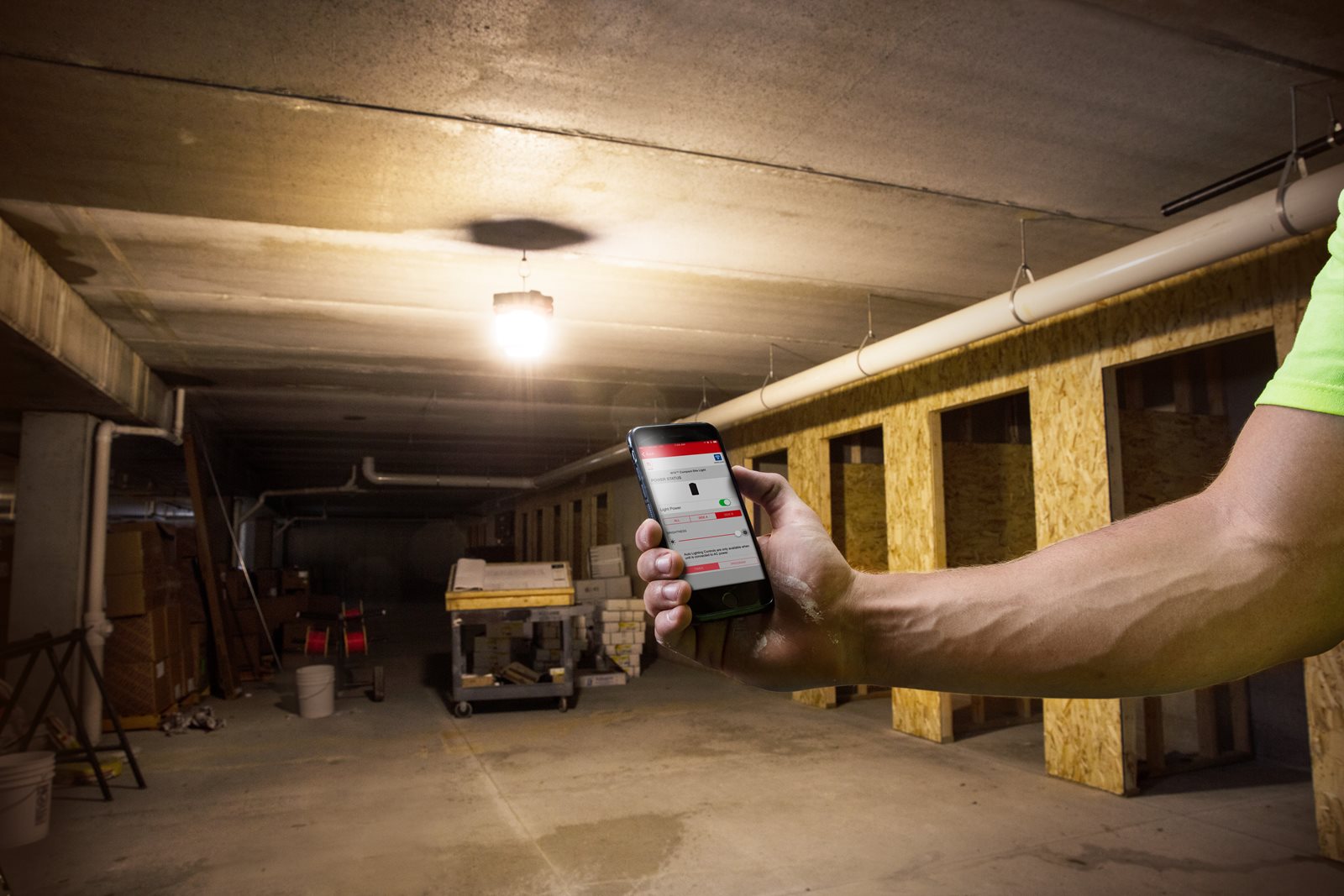 Lampă de șantier compactă cu LED ONE-KEY M18 Milwaukee M18 ONESLSP-0 - in utilizare 3