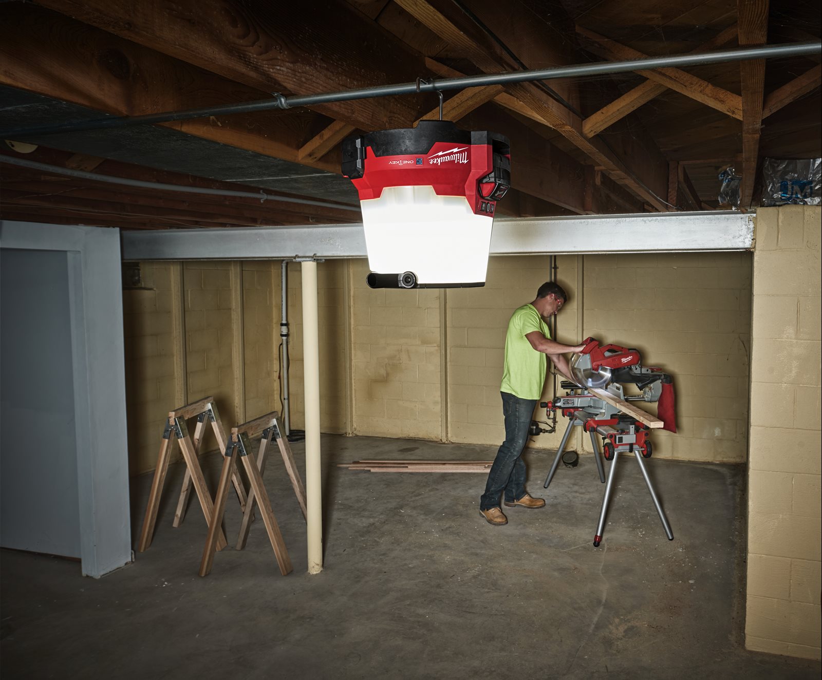 Lampă de șantier compactă cu LED ONE-KEY M18 Milwaukee M18 ONESLSP-0 - in utilizare 4