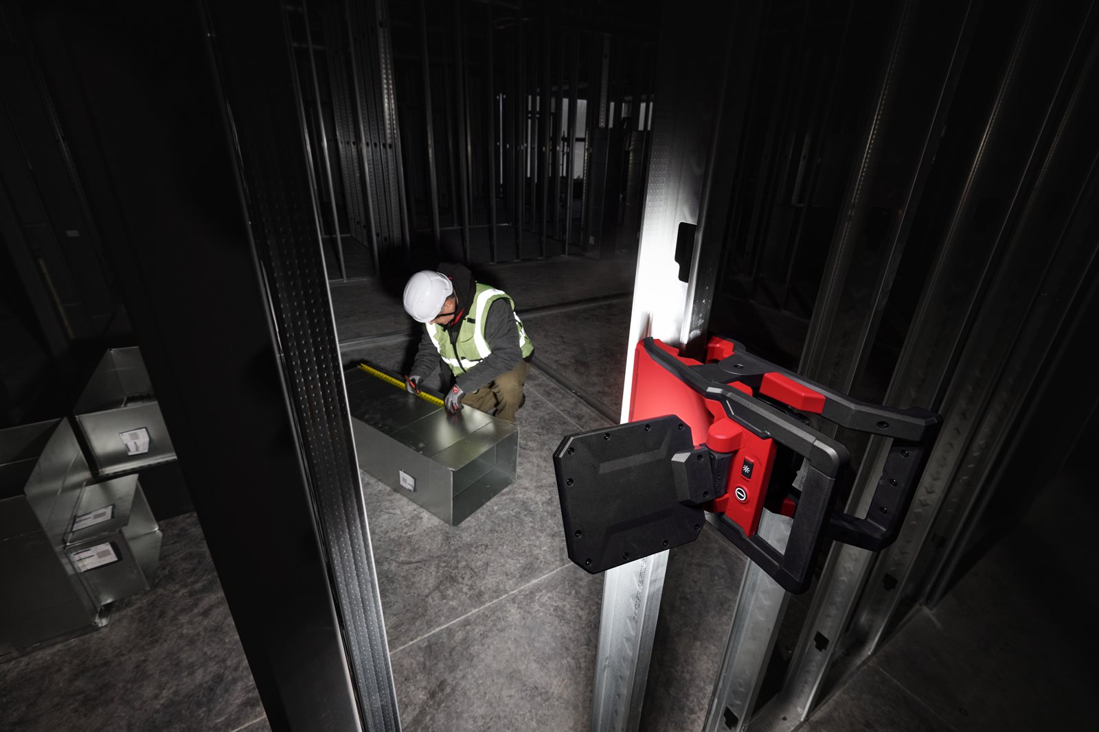 Proiector pivotant M18 Milwaukee M18 PAL2-0 - in utilizare 1