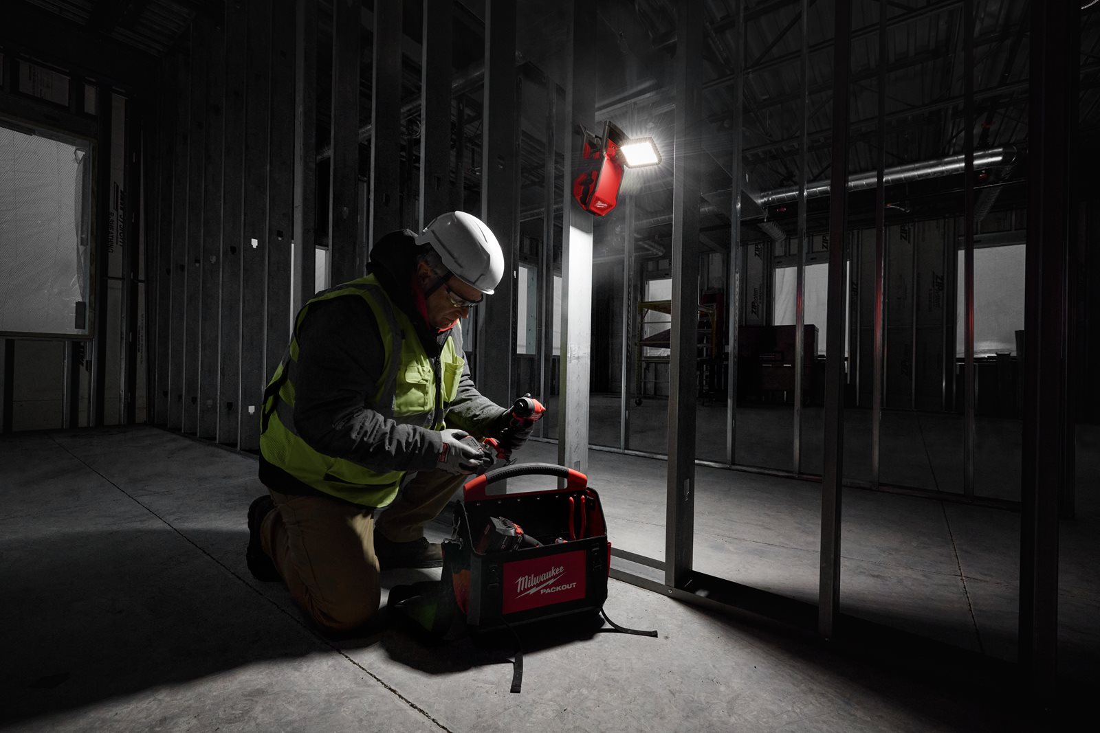 Proiector pivotant M18 Milwaukee M18 PAL2-0 - in utilizare 2