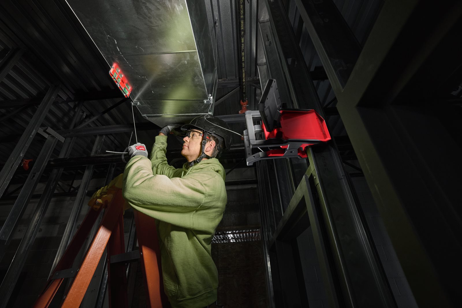 Proiector pivotant M18 Milwaukee M18 PAL2-0 - in utilizare 3