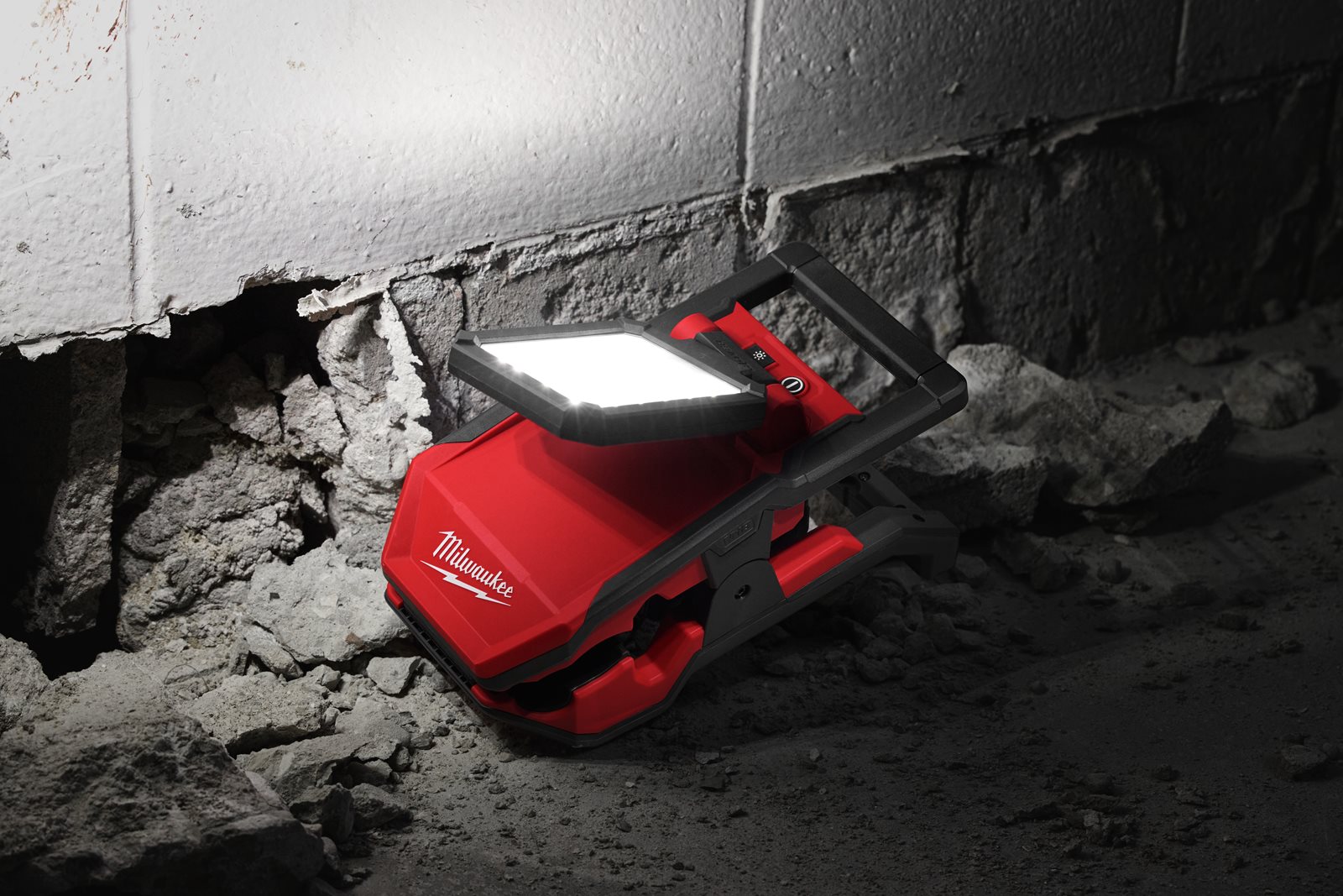 Proiector pivotant M18 Milwaukee M18 PAL2-0 - in utilizare 4