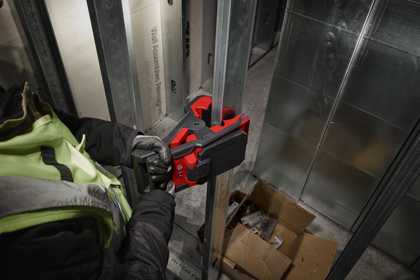 Proiector pivotant M18 Milwaukee M18 PAL2-0 - in utilizare 5