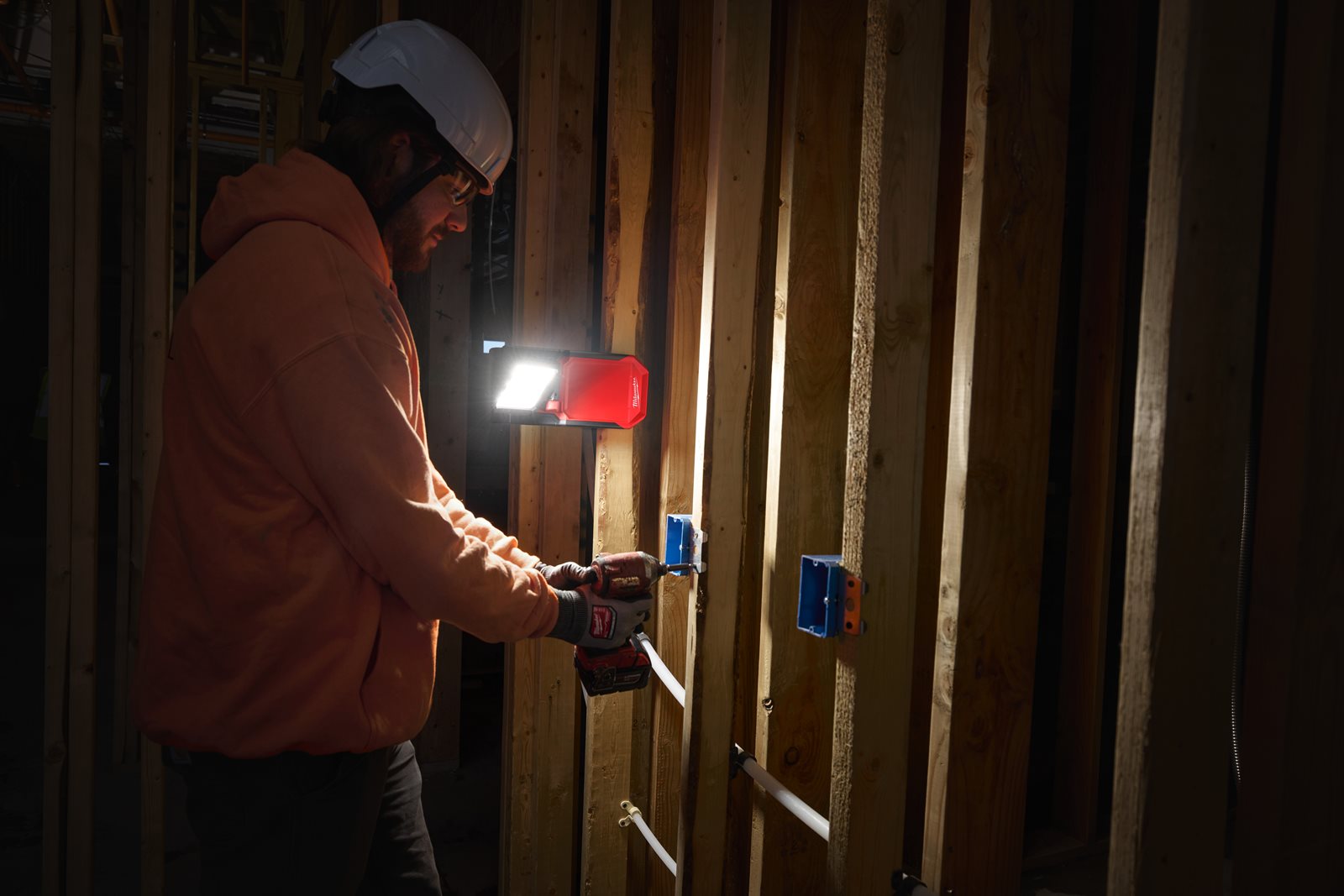 Proiector pivotant M18 Milwaukee M18 PAL2-0 - in utilizare 7