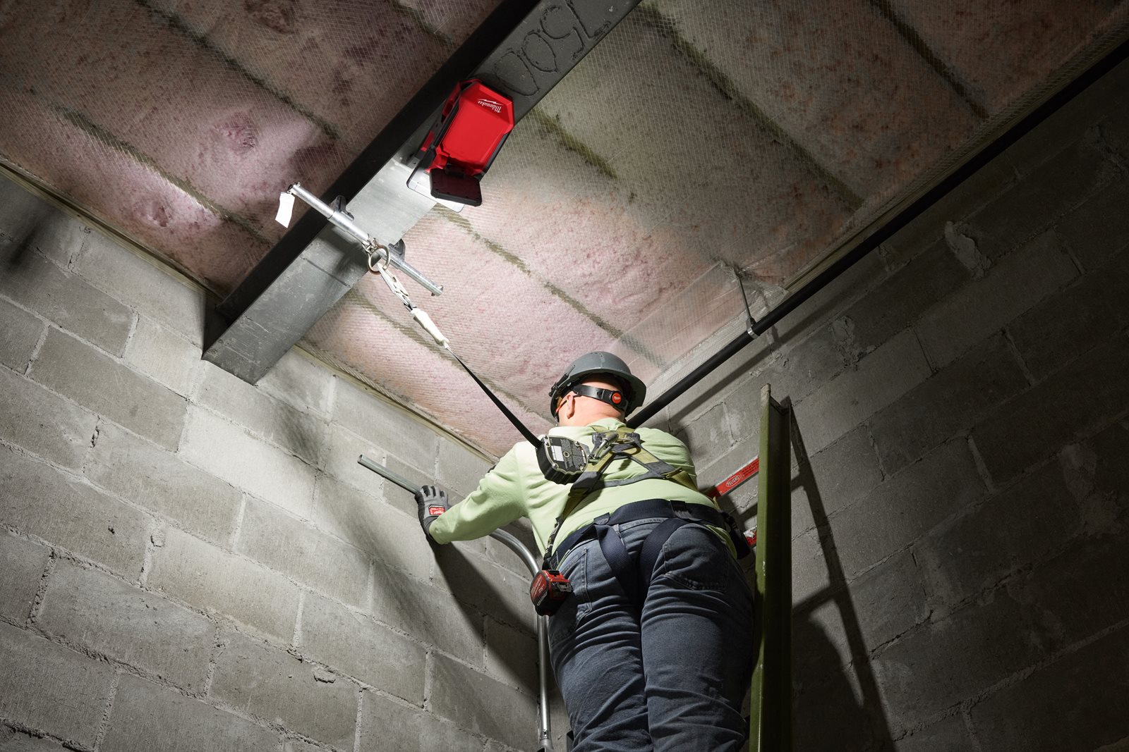 Proiector pivotant M18 Milwaukee M18 PAL2-0 - in utilizare 9