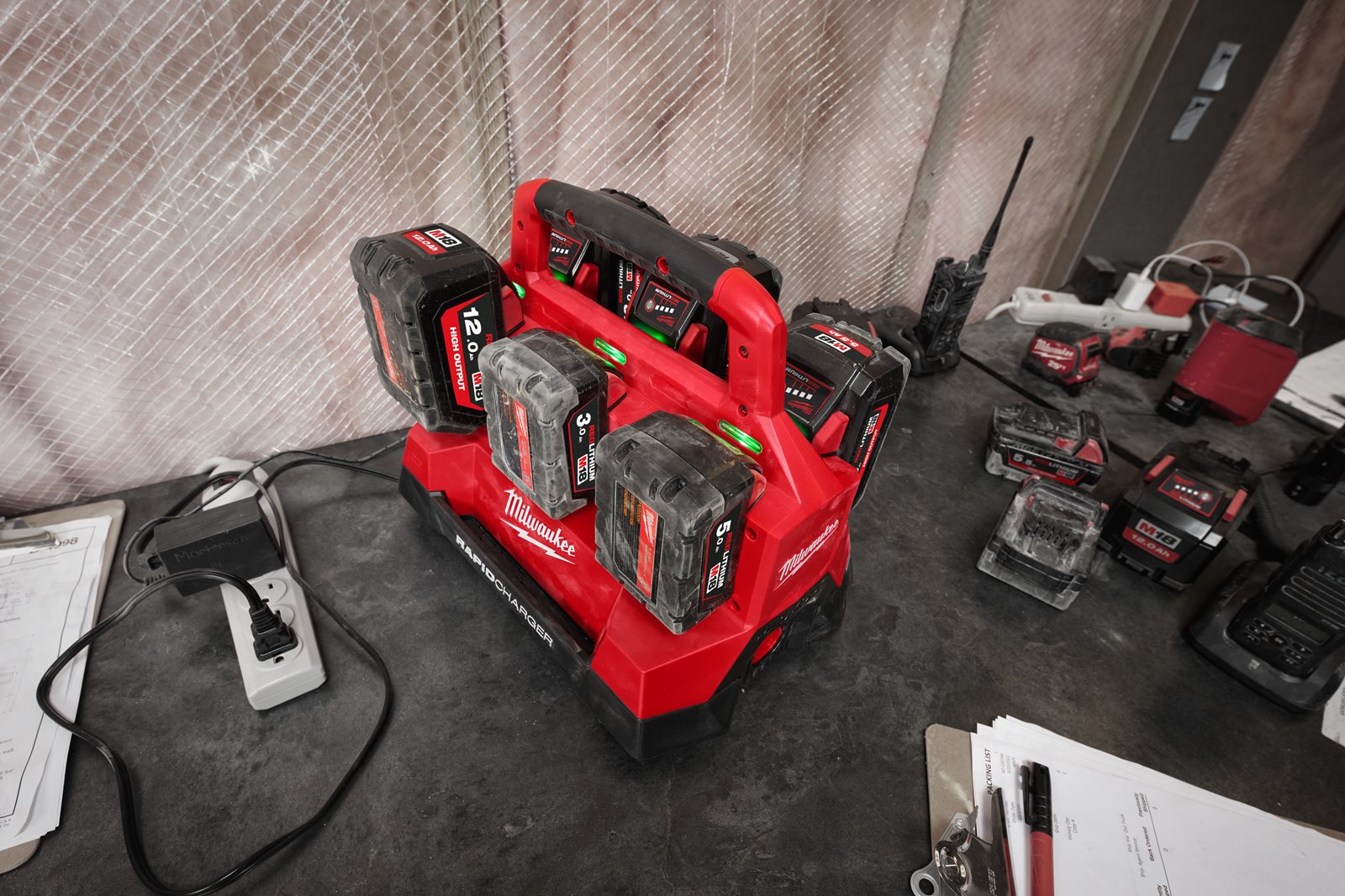 Încărcător cu 6 porturi M18 PACKOUT Milwaukee M18 PC6 - in utilizare 1