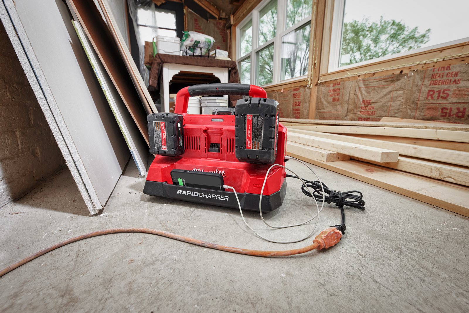 Încărcător cu 6 porturi M18 PACKOUT Milwaukee M18 PC6 - in utilizare 10