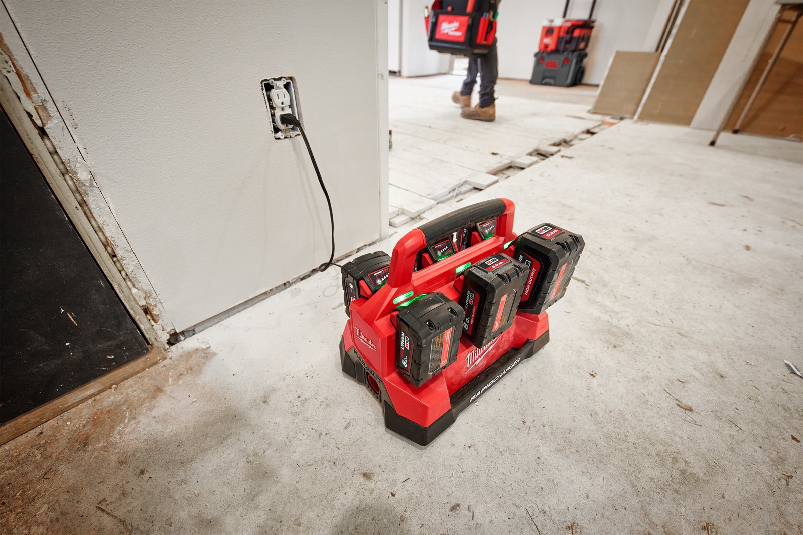 Încărcător cu 6 porturi M18 PACKOUT Milwaukee M18 PC6 - in utilizare 12