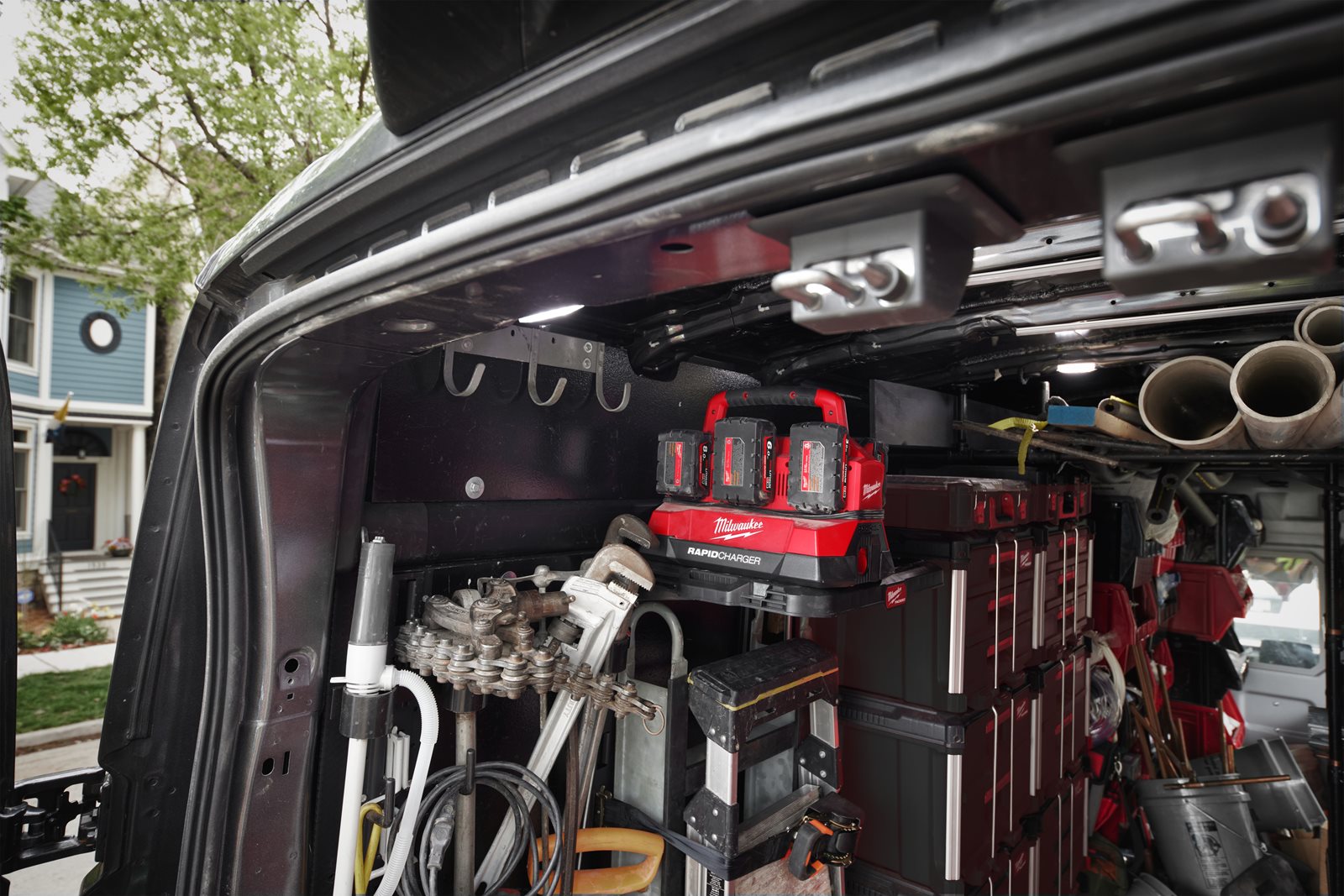 Încărcător cu 6 porturi M18 PACKOUT Milwaukee M18 PC6 - in utilizare 13