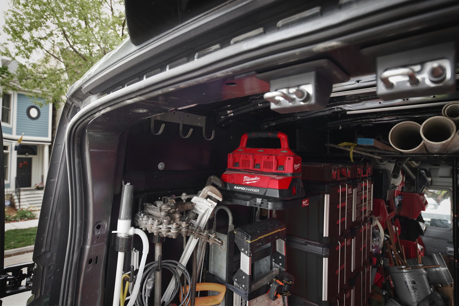 Încărcător cu 6 porturi M18 PACKOUT Milwaukee M18 PC6 - in utilizare 14