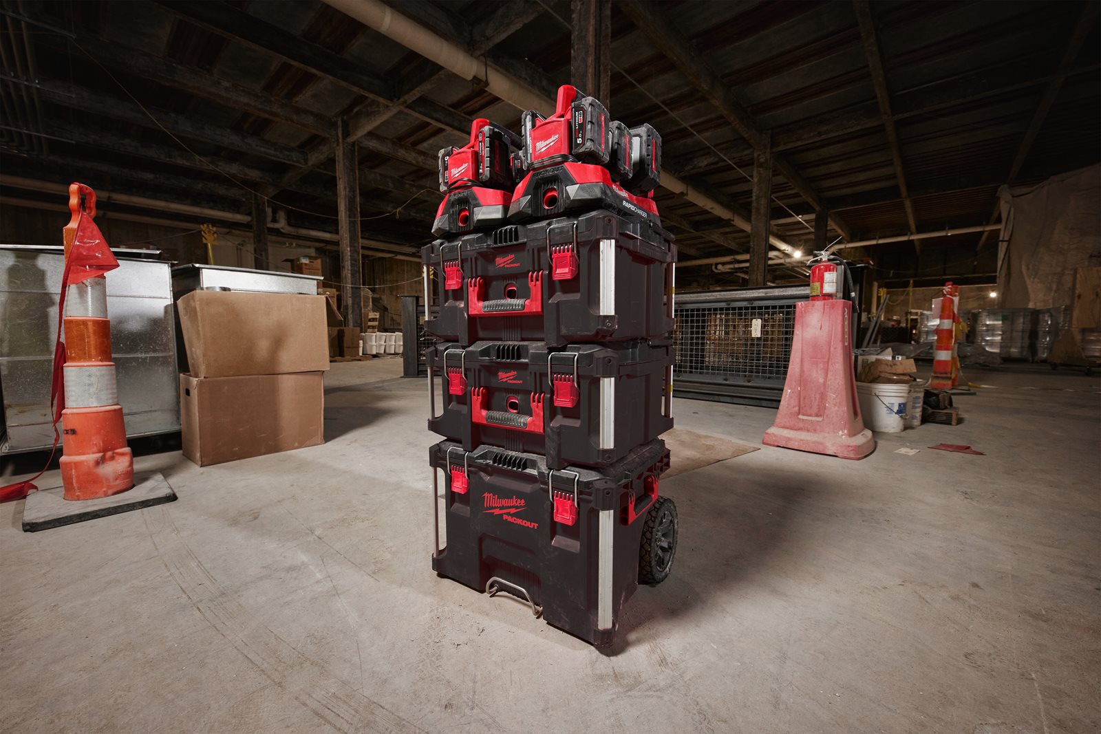 Încărcător cu 6 porturi M18 PACKOUT Milwaukee M18 PC6 - in utilizare 2