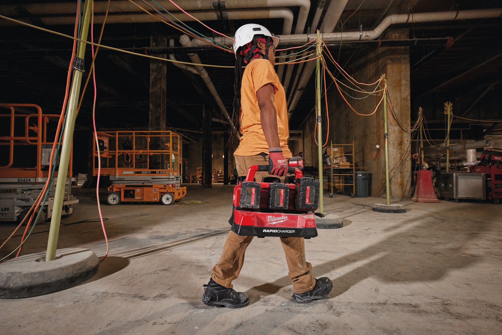 Încărcător cu 6 porturi M18 PACKOUT Milwaukee M18 PC6 - in utilizare 3