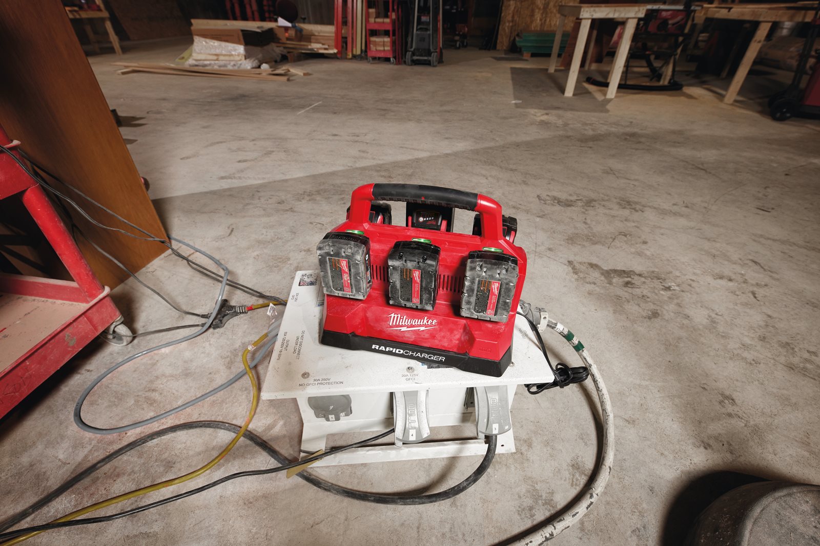Încărcător cu 6 porturi M18 PACKOUT Milwaukee M18 PC6 - in utilizare 4